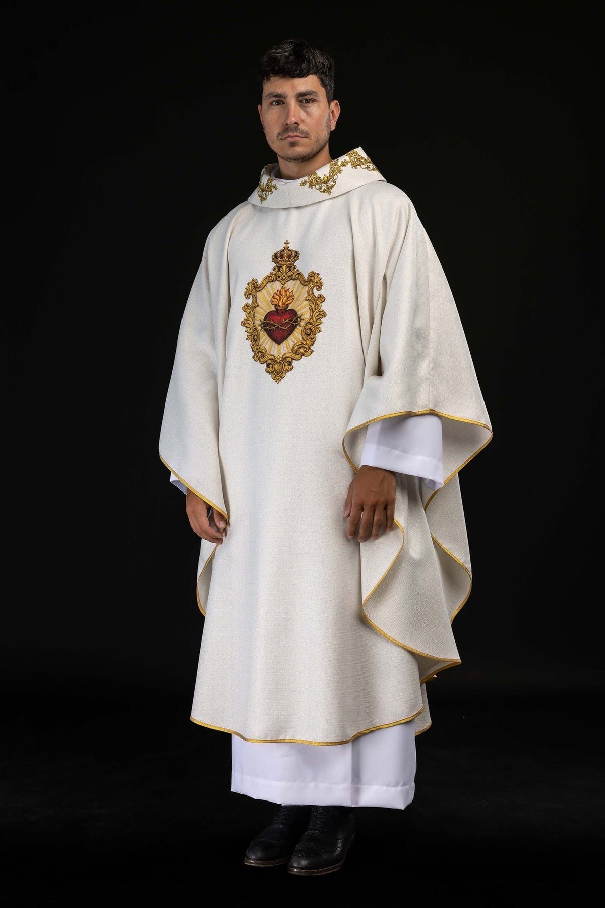 Casula marfim ecru vestida, vista frontal completa com viés dourado