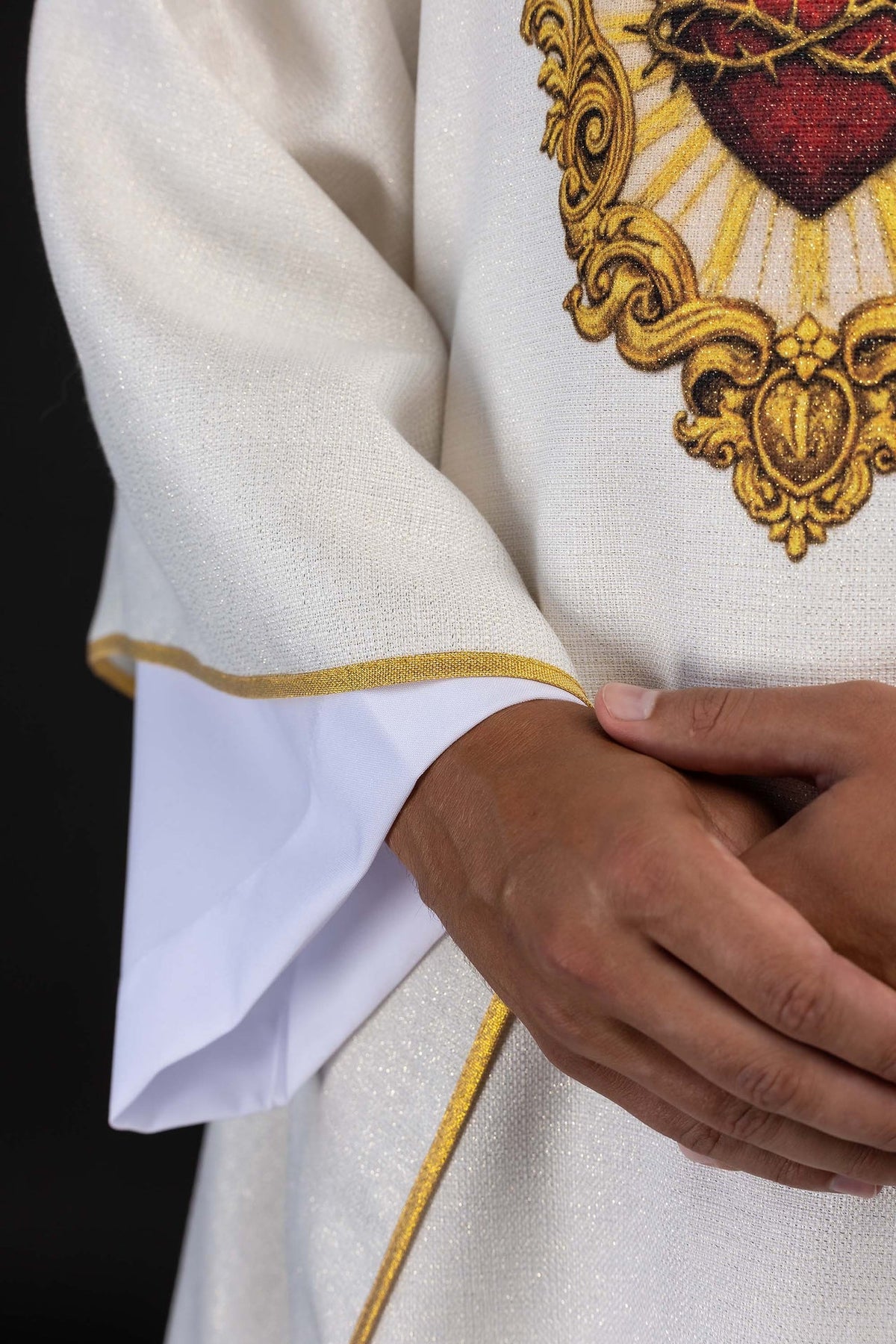 Casula marfim ecru em close-up, mostrando o tecido e o viés dourado