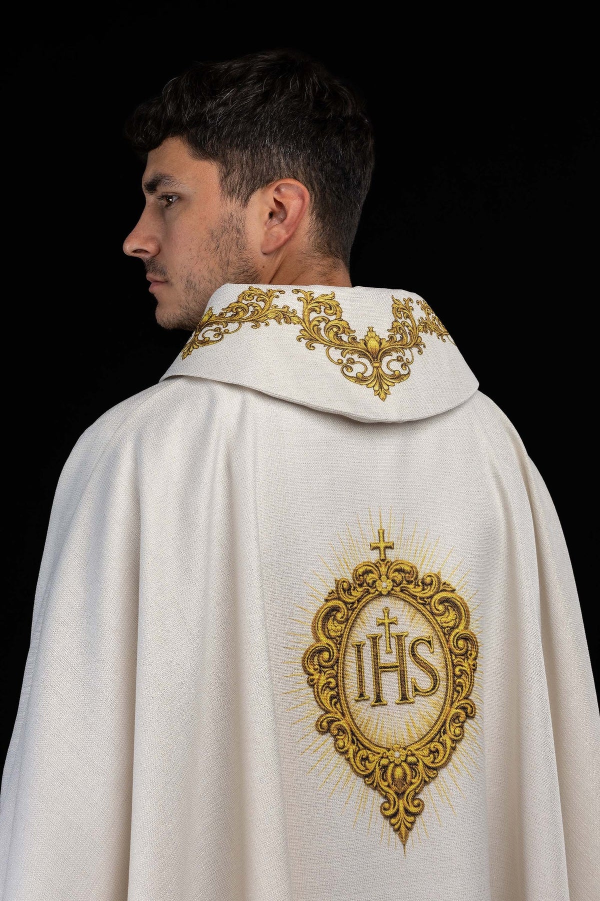 Casula marfim ecru vista frontal vestida, com Sagrado Coração de Jesus
