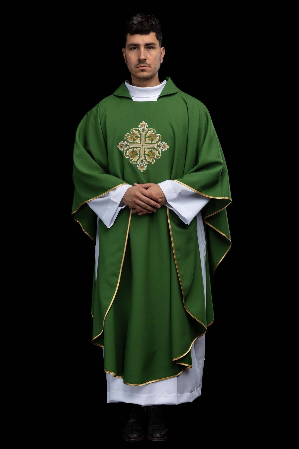 Casula verde com cruz bordada, vista frontal completa e viés dourado