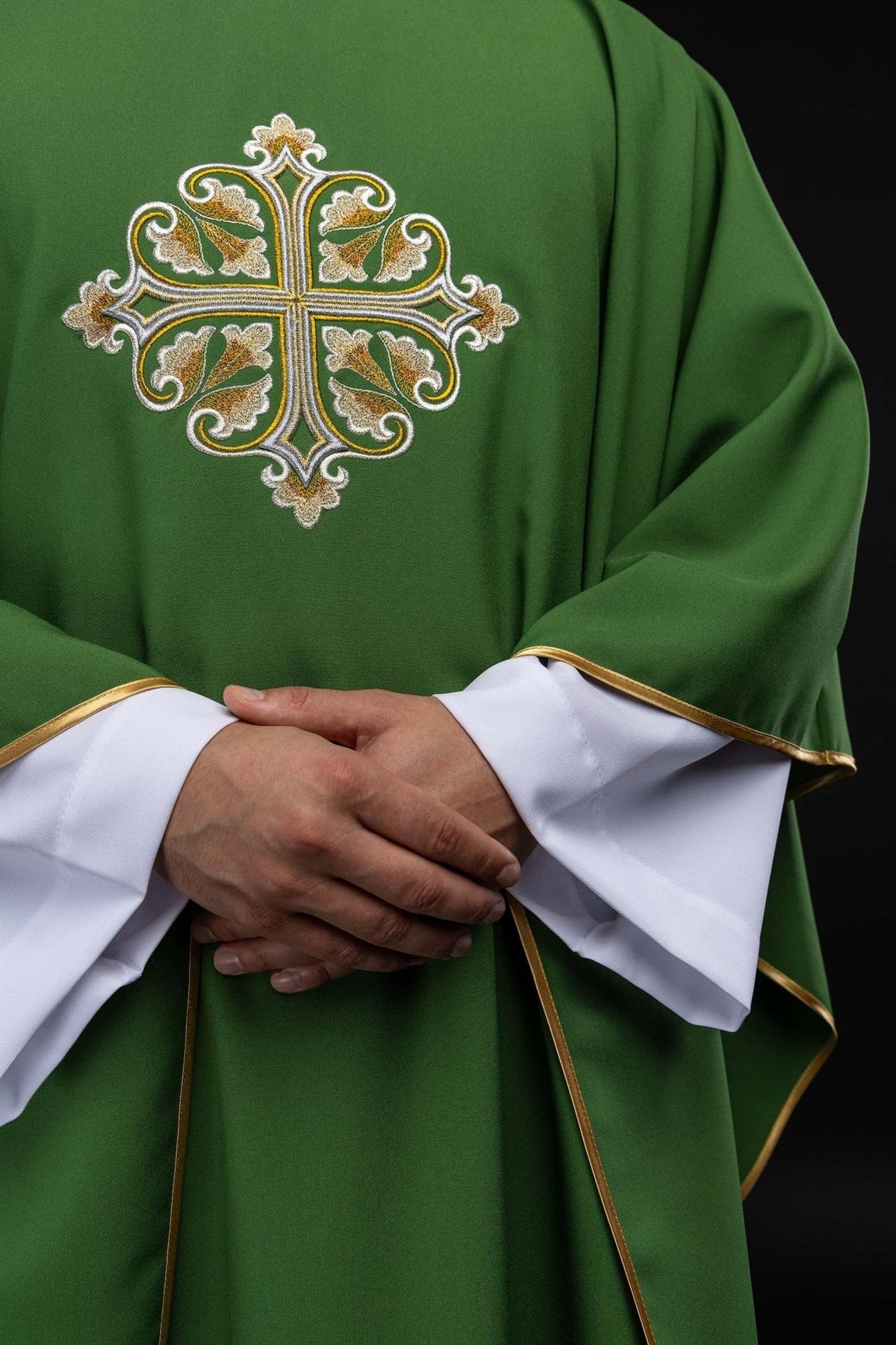 Casula verde com cruz ornamentada, detalhe frontal e viés dourado