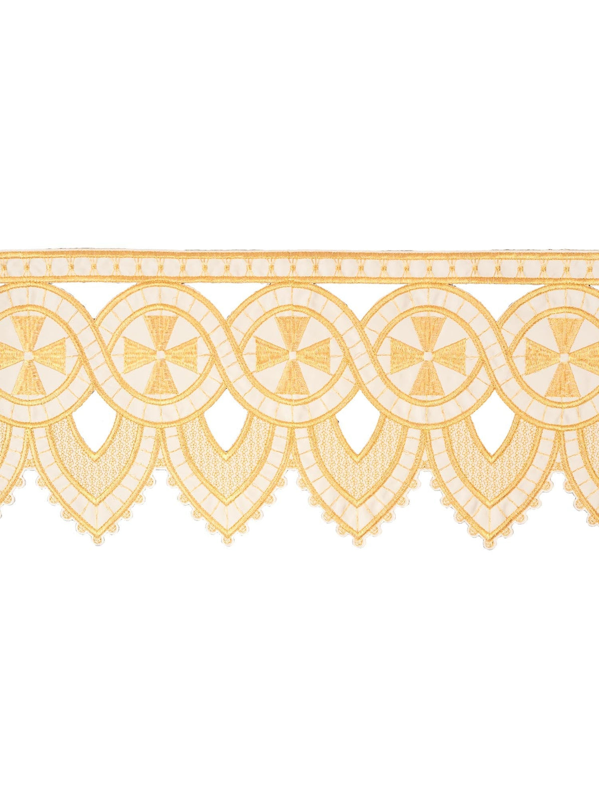 Renda creme bordada para toalha de altar com cruz, vista ampla com detalhes dourados e motivos cruciformes