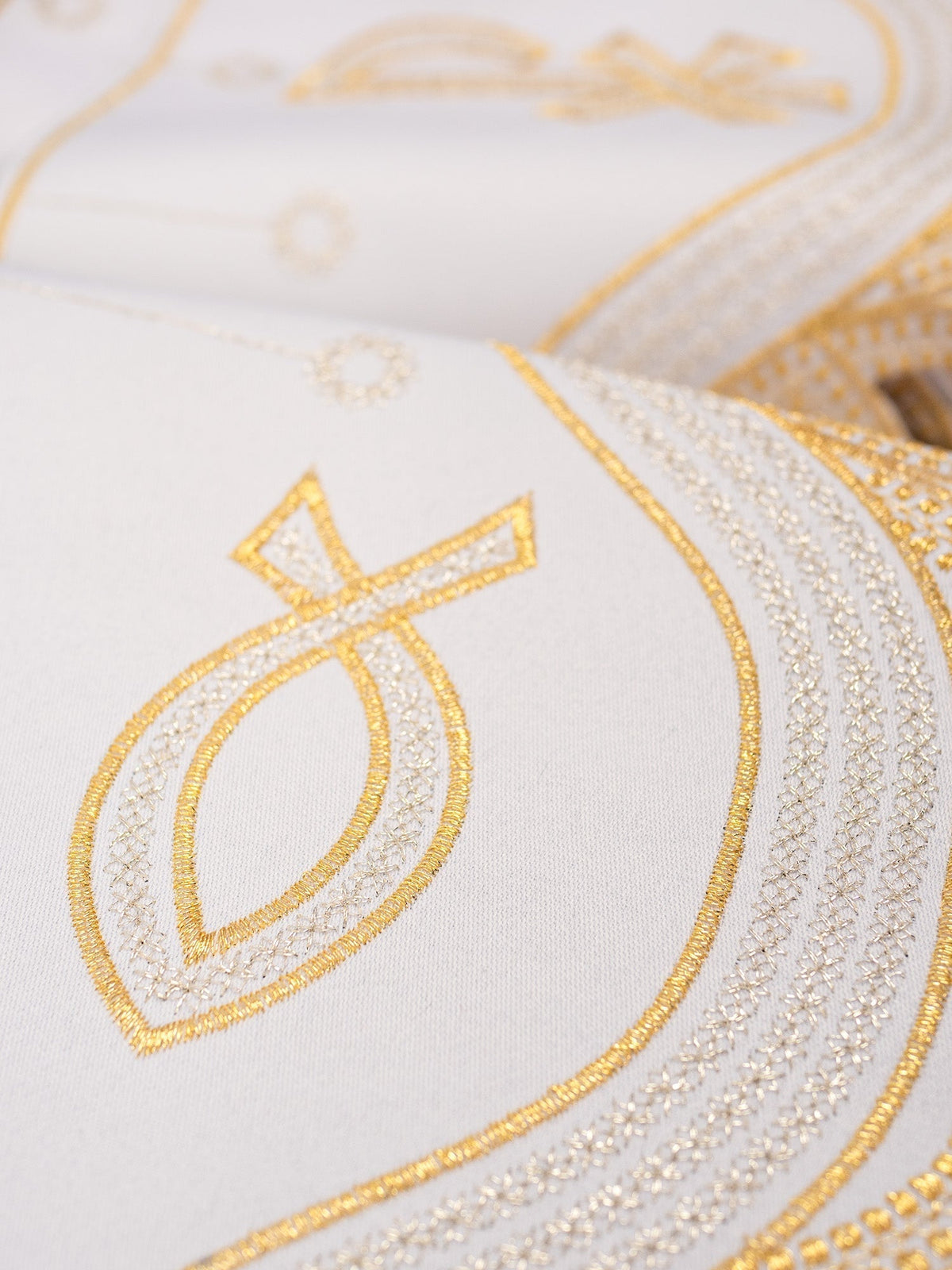 Tecido branco para toalha de altar, close-up do bordado PAX dourado e prateado
