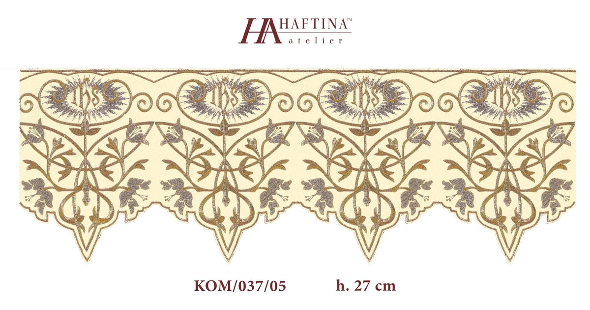 Renda para toalha de altar creme, vista inteira com monograma IHS e acabamento recortado