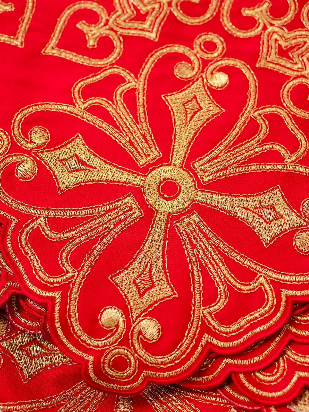 Tecido para toalha de altar Roseta Vermelha, close do bordado dourado floral em tecido vermelho