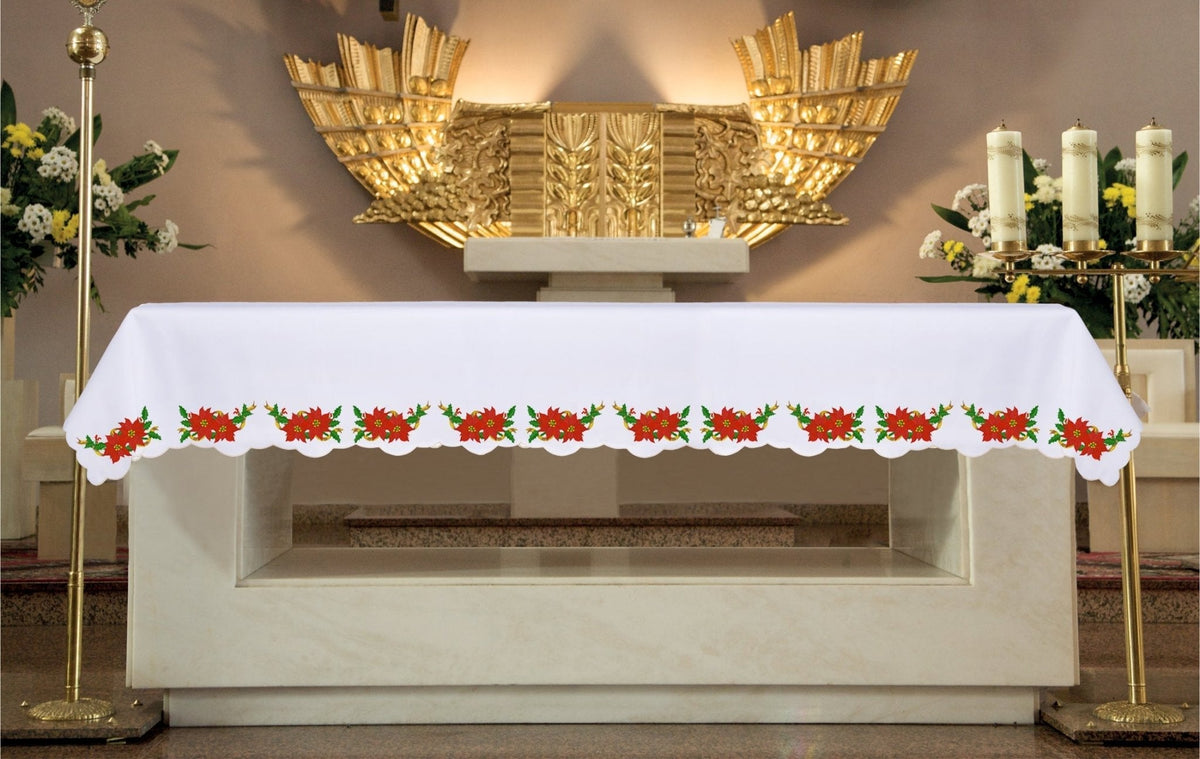 Toalha de altar com bordado da Estrela de Belém para o Natal, branca, sobre o altar com flores natalinas na barra