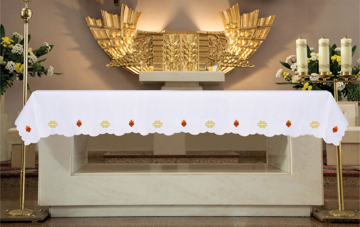 Toalha de altar com bordado frontal do Sagrado Coração de Jesus, branca, vista frontal com bordados dourados e vermelhos