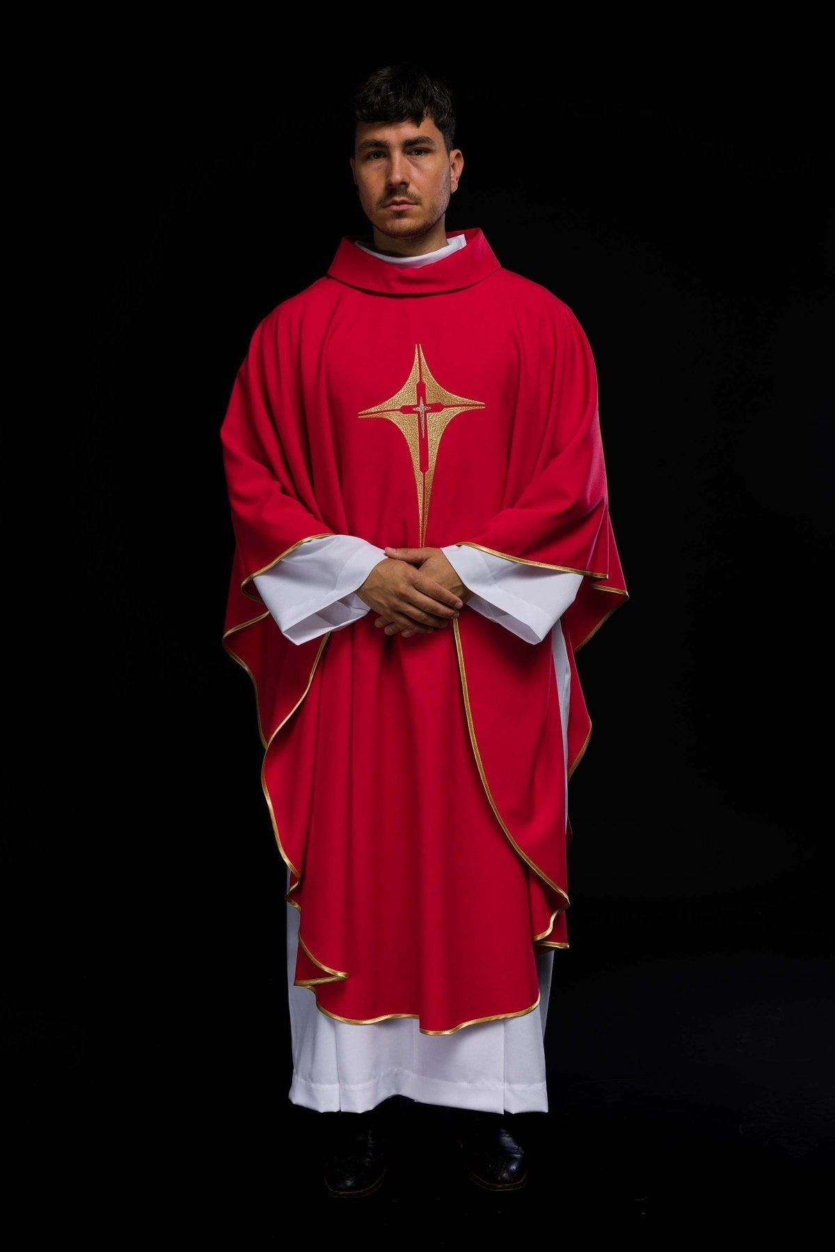 Casula vermelha bordada com cruz dourada, vista frontal completa e acabamento dourado