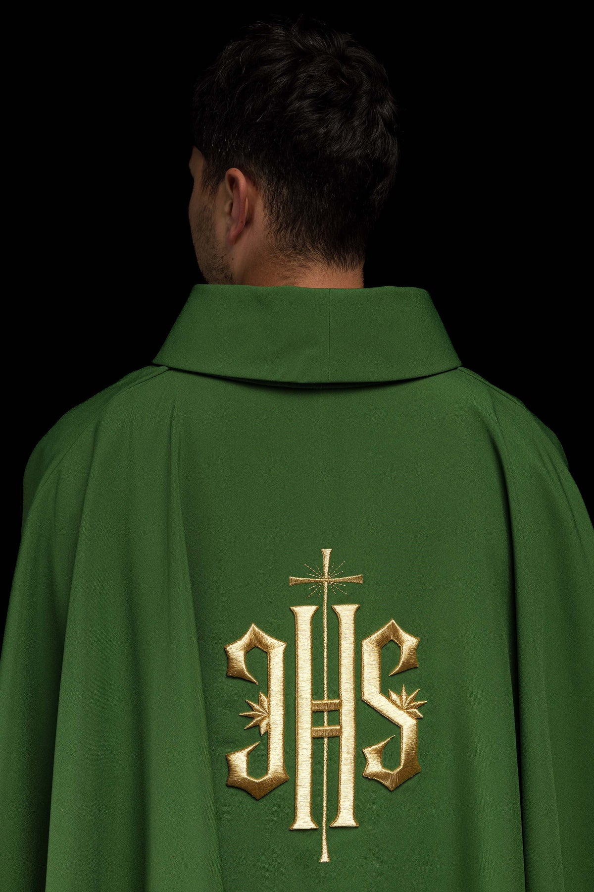 Casula verde vista de trás com motivo IHS dourado bordado