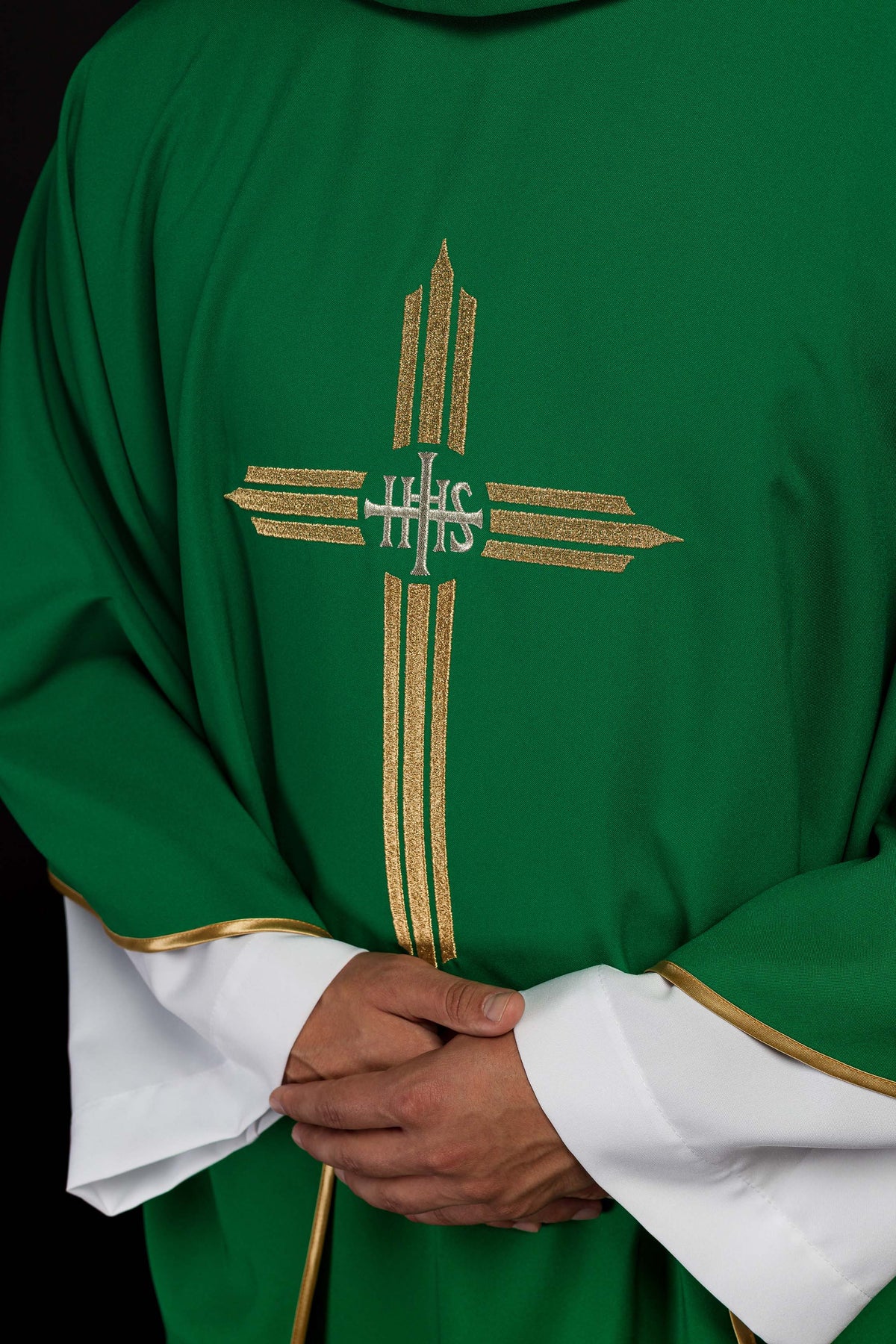 Casula verde com close-up da Cruz IHS bordada em dourado e prata