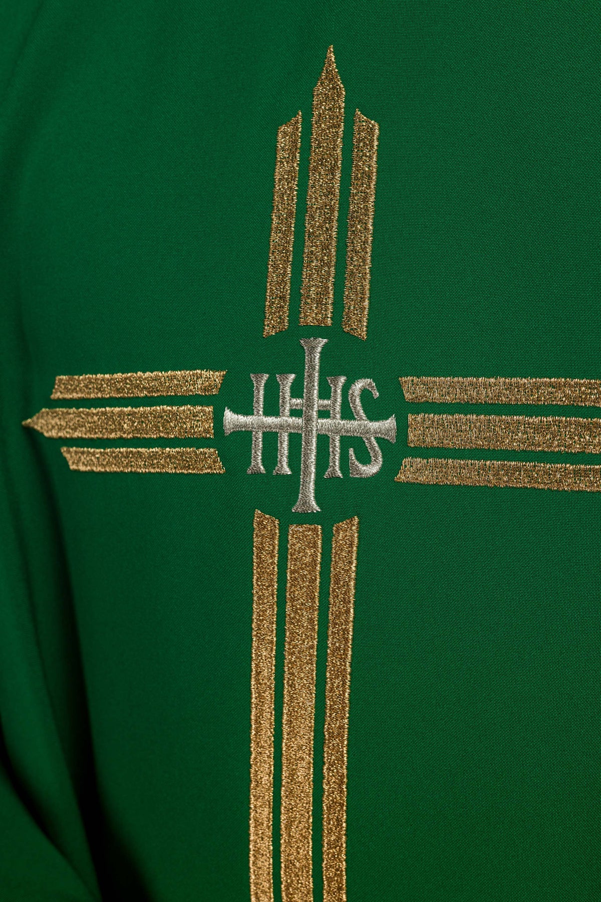 Casula verde com detalhe frontal da Cruz IHS e acabamento dourado nas mangas
