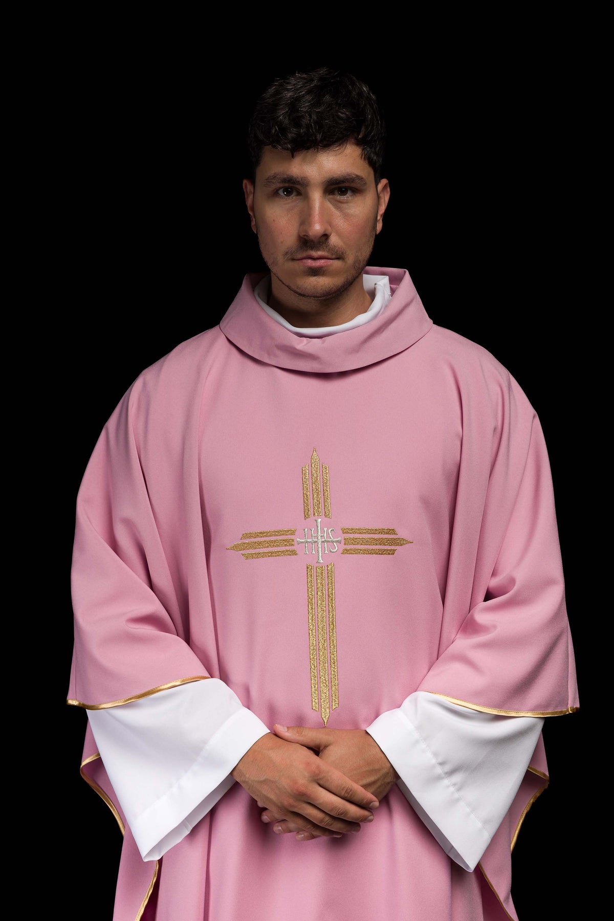 Casula rosa com bordado dourado IHS vista de frente, com galão dourado nas bordas