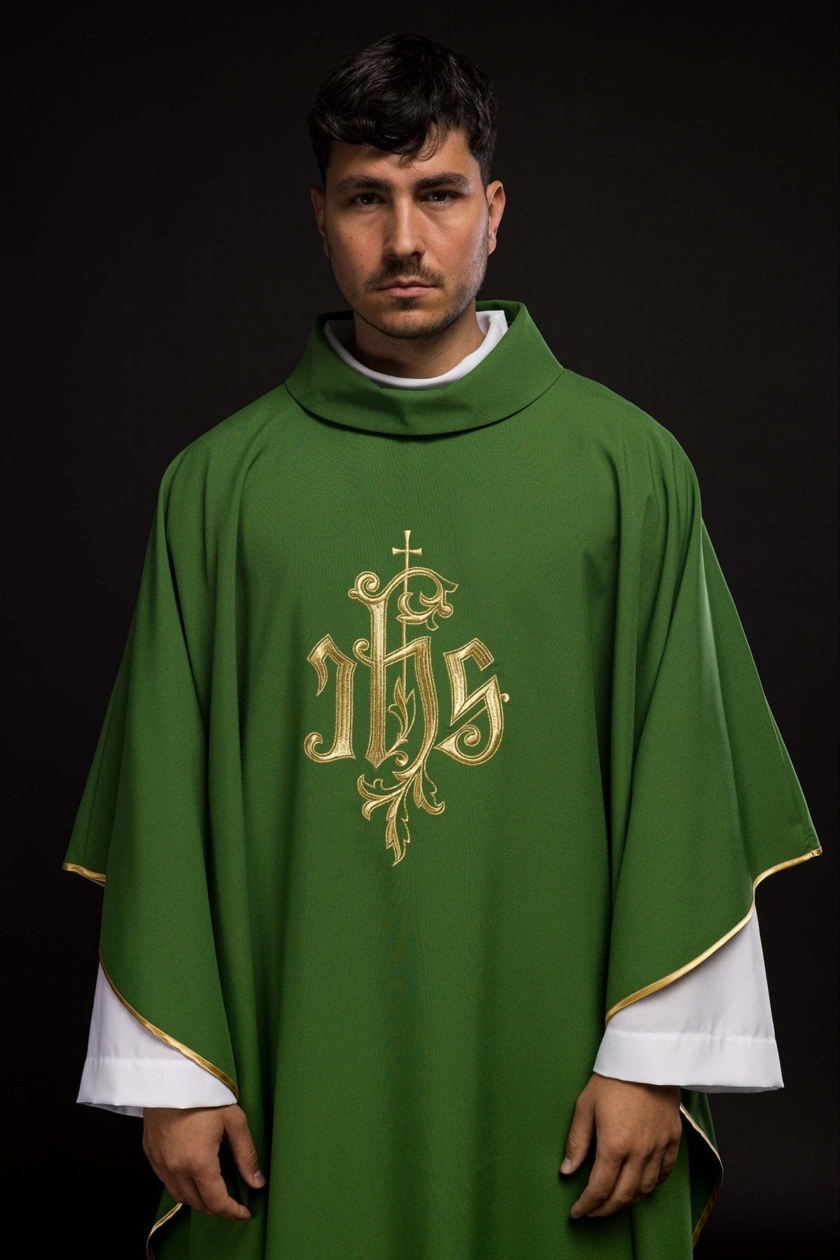 Casula verde com bordado dourado IHS vista de frente, usada, com acabamento dourado nas mangas e na barra