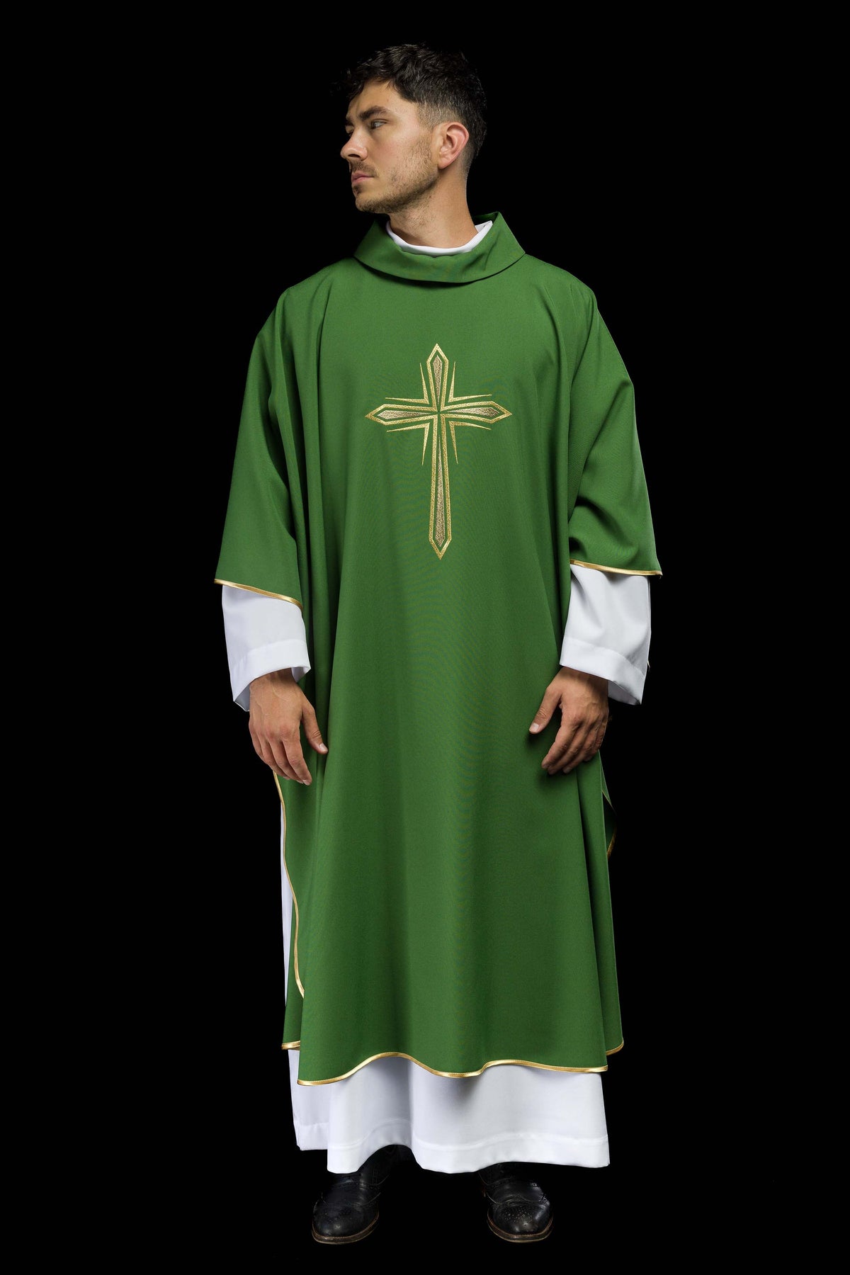 Casula verde com cruz bordada vista inteira de frente, com gola alta e acabamento dourado