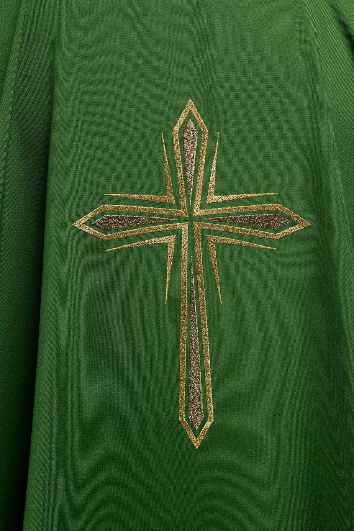 Casula verde com cruz bordada vista inteira de costas, com acabamento dourado