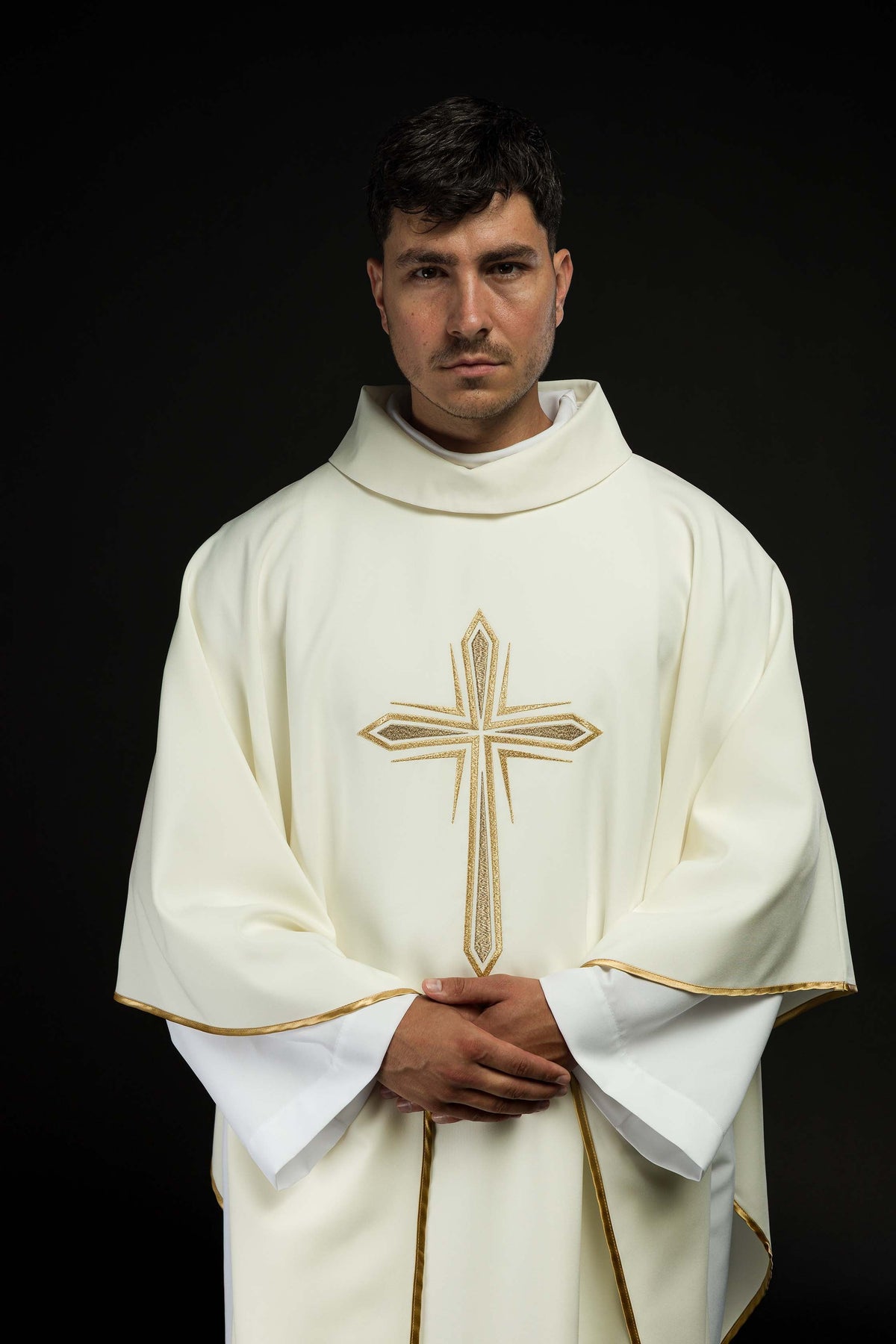 Casula bordada com cruz branca, vista frontal, com cruz dourada e acabamento dourado nas bordas