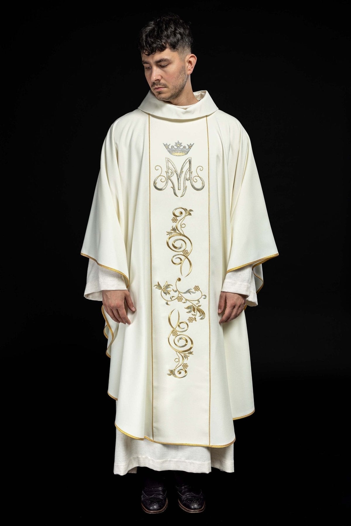 Casula mariana creme vista frontal, com faixa bordada e mangas amplas com viés dourado