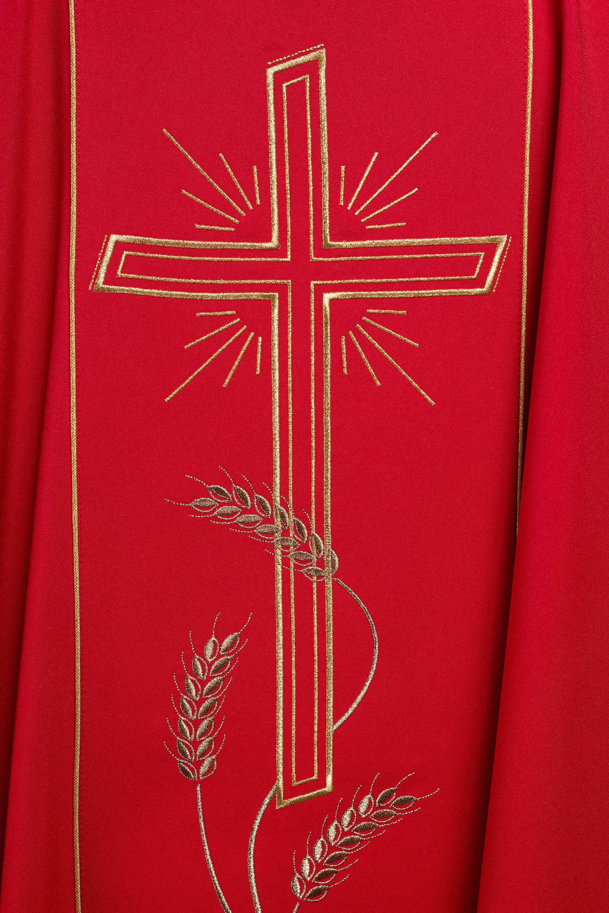 Casula vermelha, close-up posterior da cruz dourada e espigas de trigo bordadas