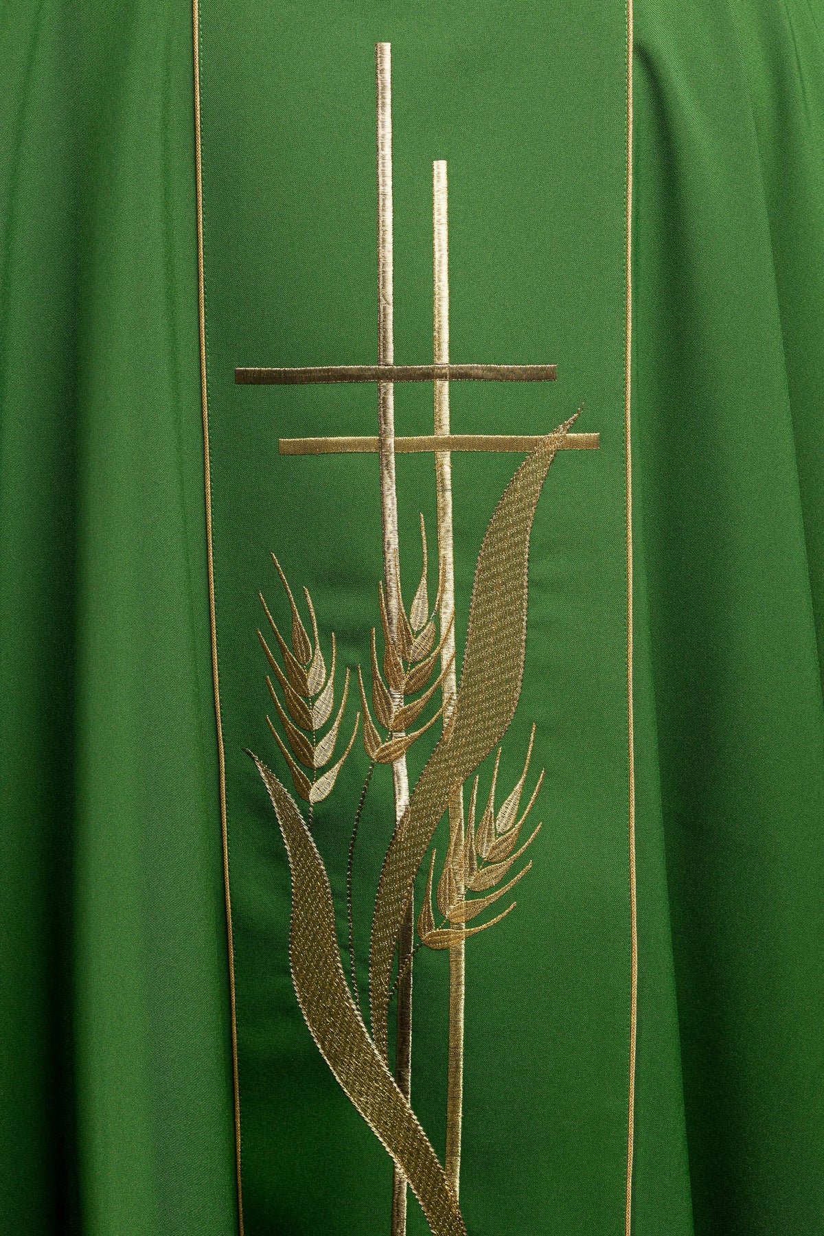 Casula verde com close da cruz e das espigas bordadas em dourado