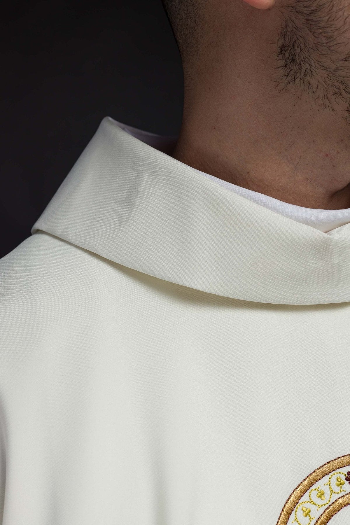 Casula creme close-up da gola e parte do bordado IHS e PAX
