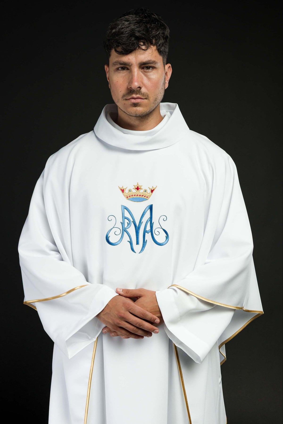 Casula branca mariana com bordado dourado, vista frontal com monograma mariano azul e acabamento dourado