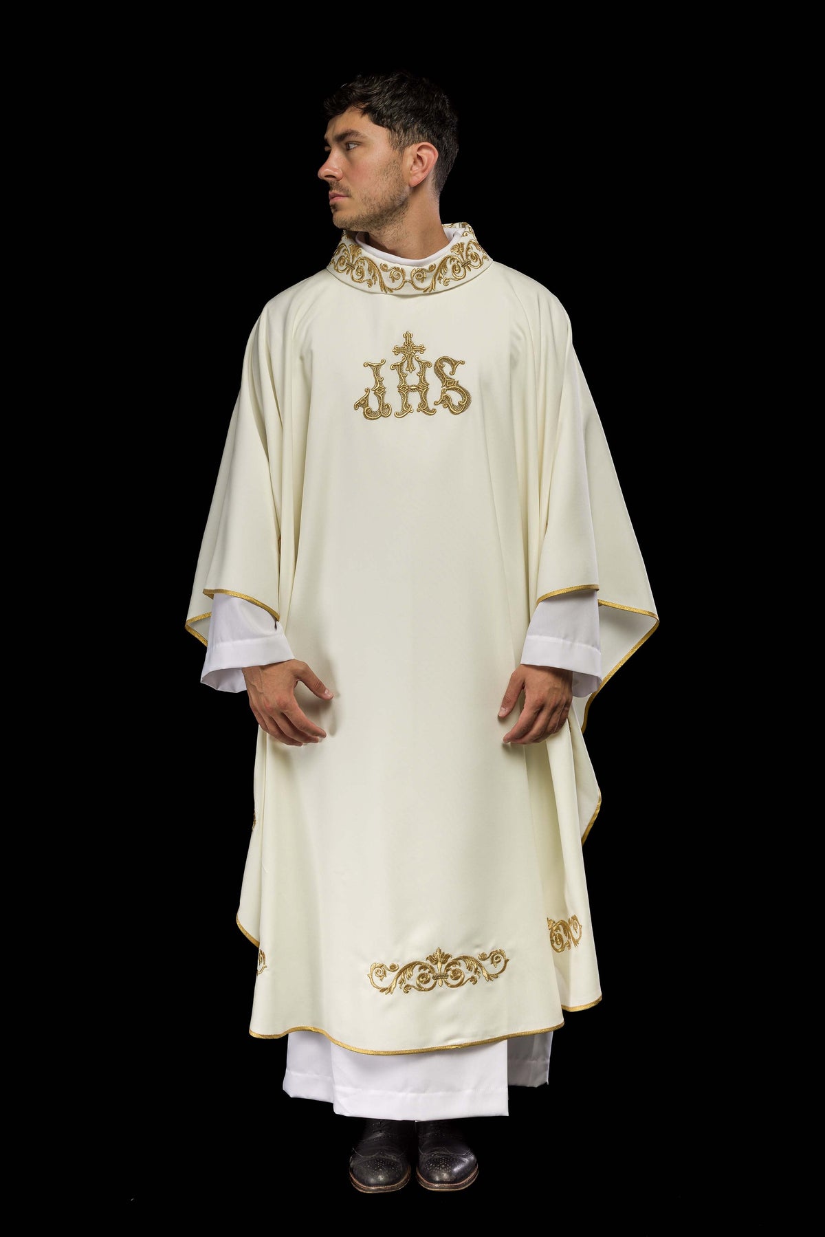 Casula IHS marfim, vista frontal completa com debrum dourado