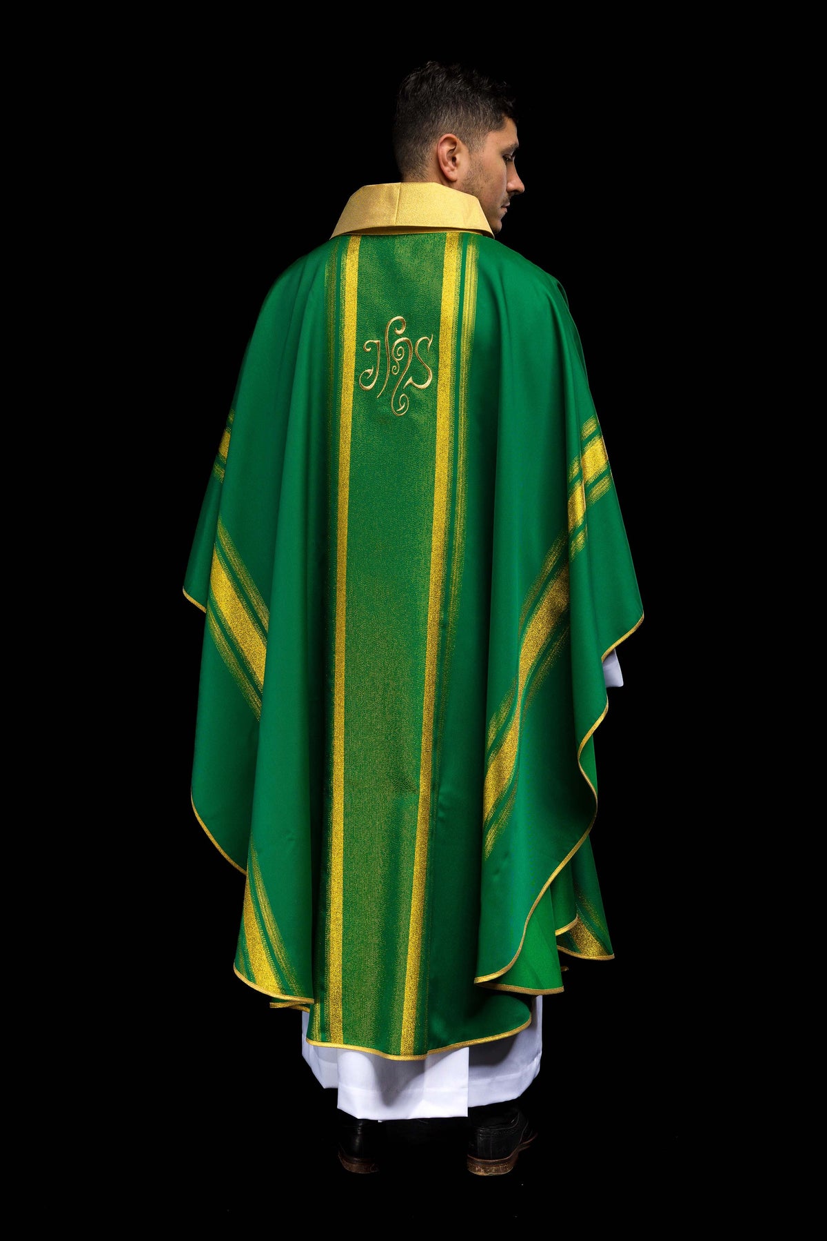 Casula verde IHS vista posterior completa, com mangas decoradas e acabamento dourado