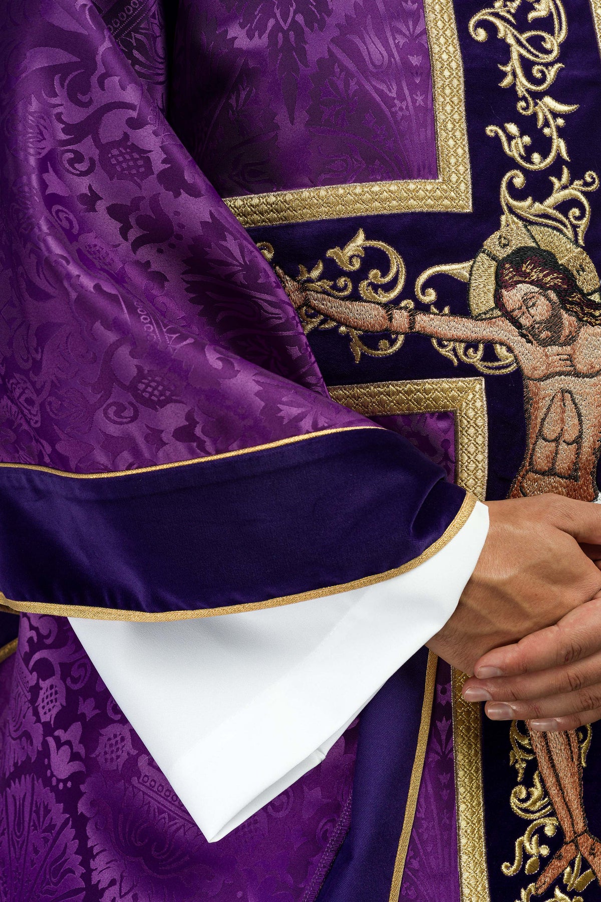 Casula roxa com tecido adamascado, punho roxo e acabamento dourado