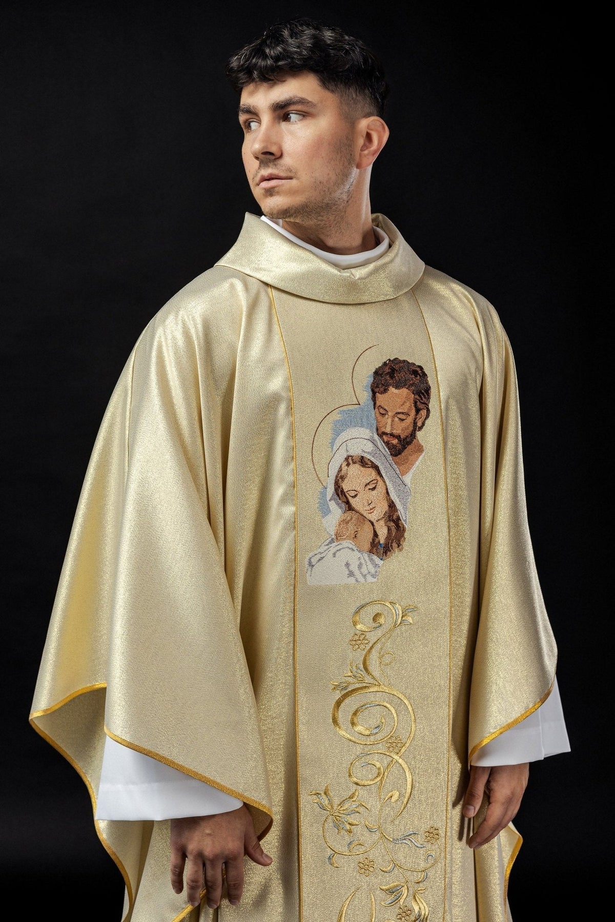 Casula brilhante com imagem da Sagrada Família, vista frontal com tecido dourado e arabescos bordados