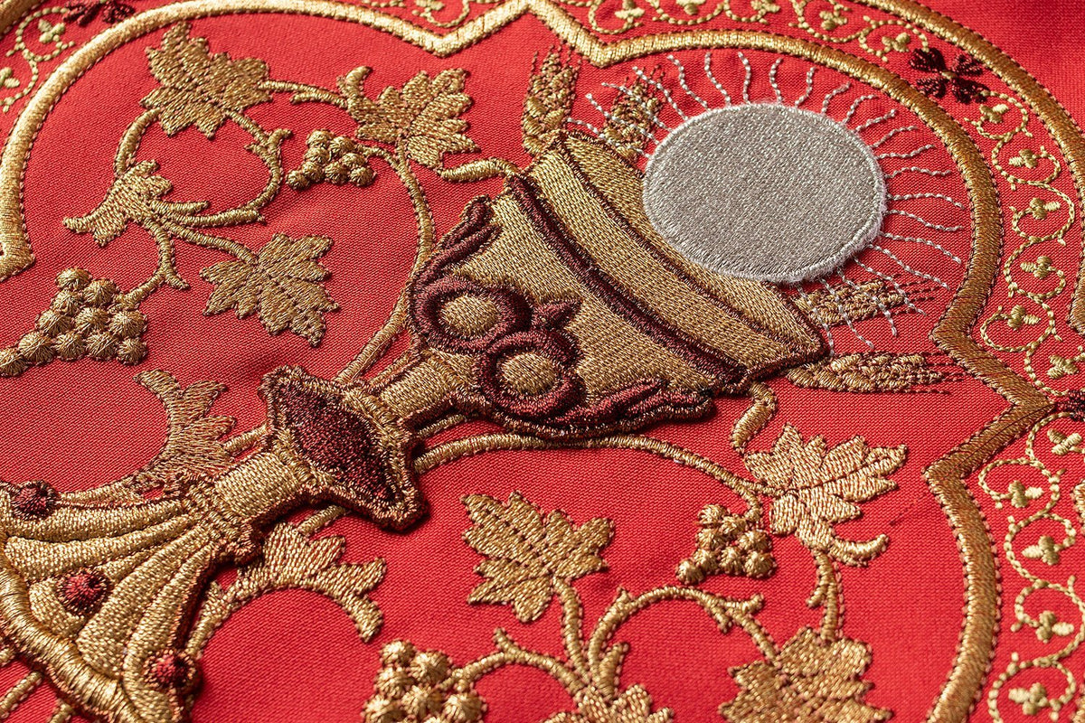 Casula romana vermelha em close-up do Sagrado Coração bordado
