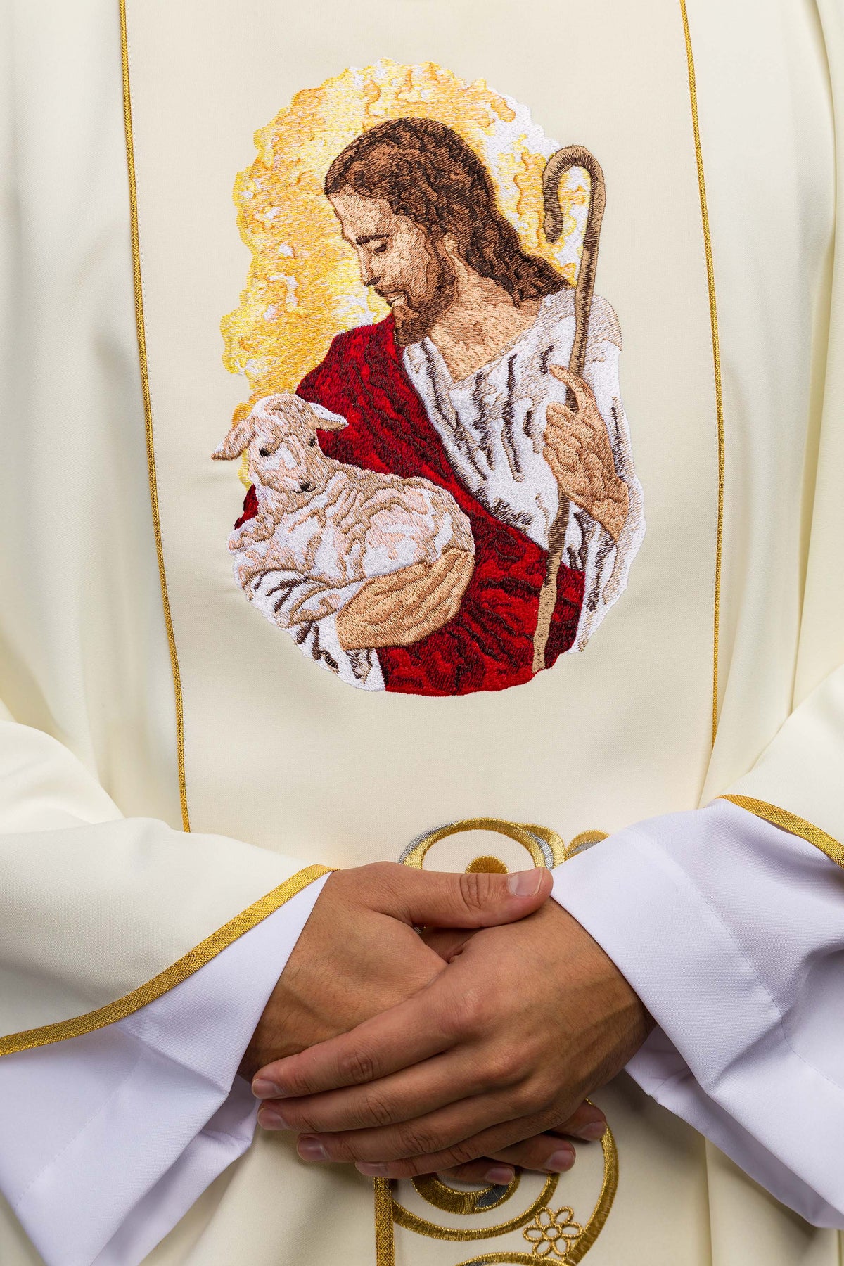 Casula creme com Jesus Bom Pastor, close-up do bordado frontal com ovelha e cajado