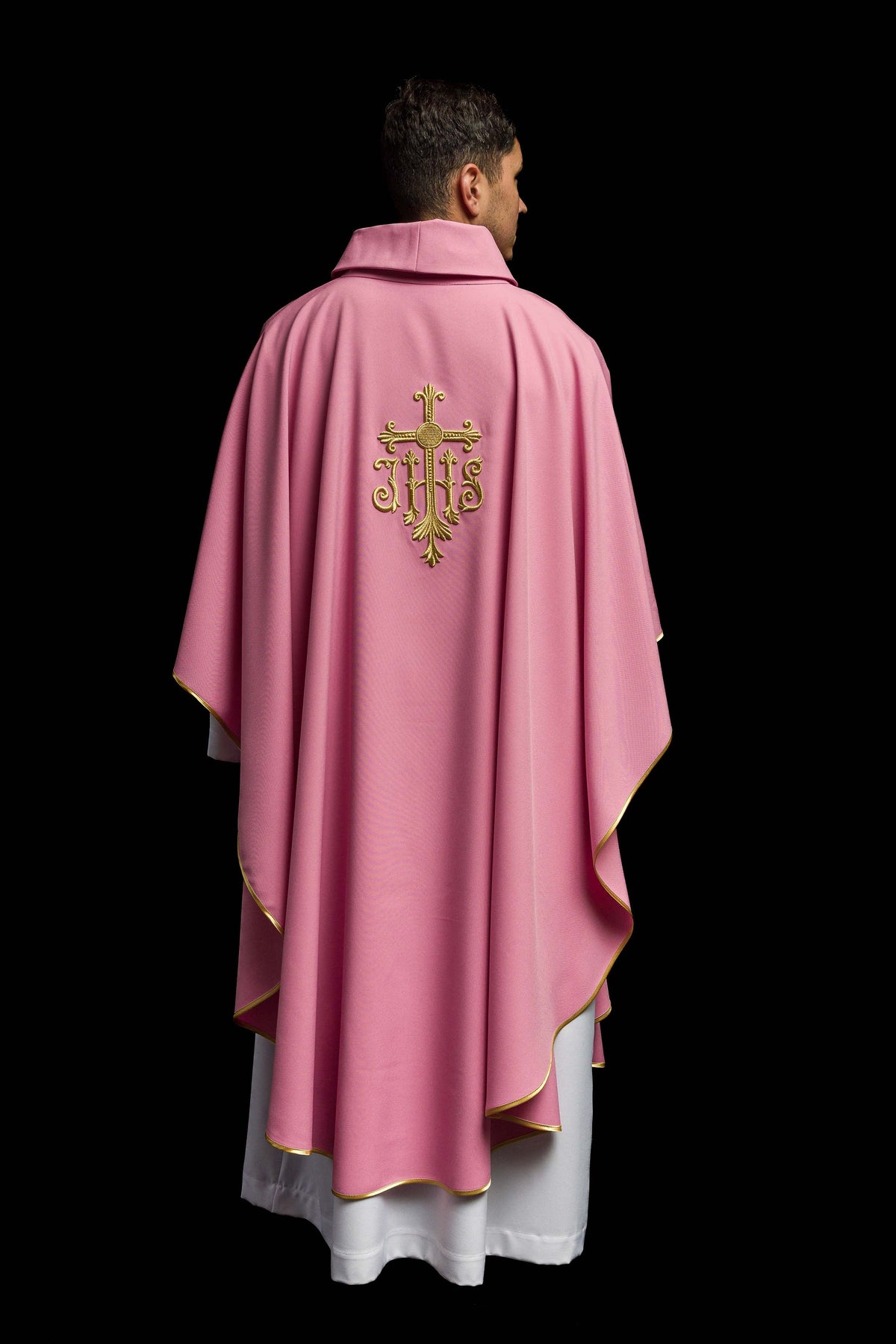 Casula rosa IHS vista traseira lateral, com acabamento dourado ondulado