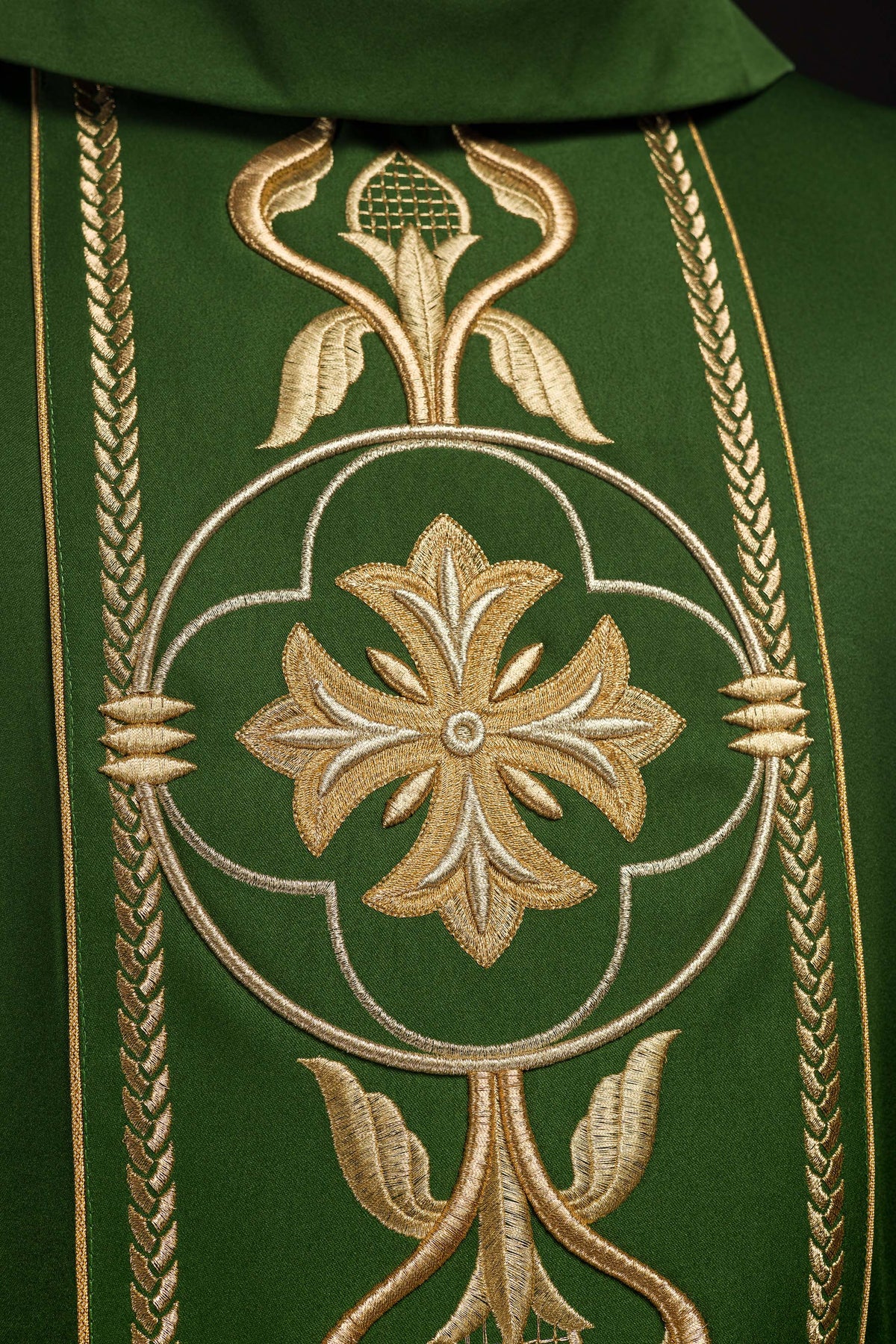 Casula verde bordada, close da faixa frontal com flores e arabescos dourados