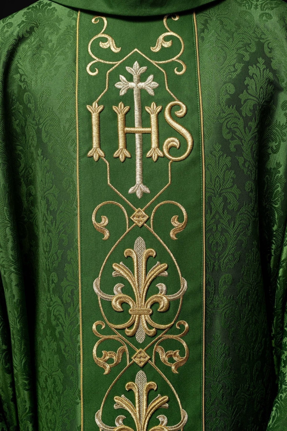 Casula verde com IHS bordado em close-up frontal, com faixa central e flores-de-lis