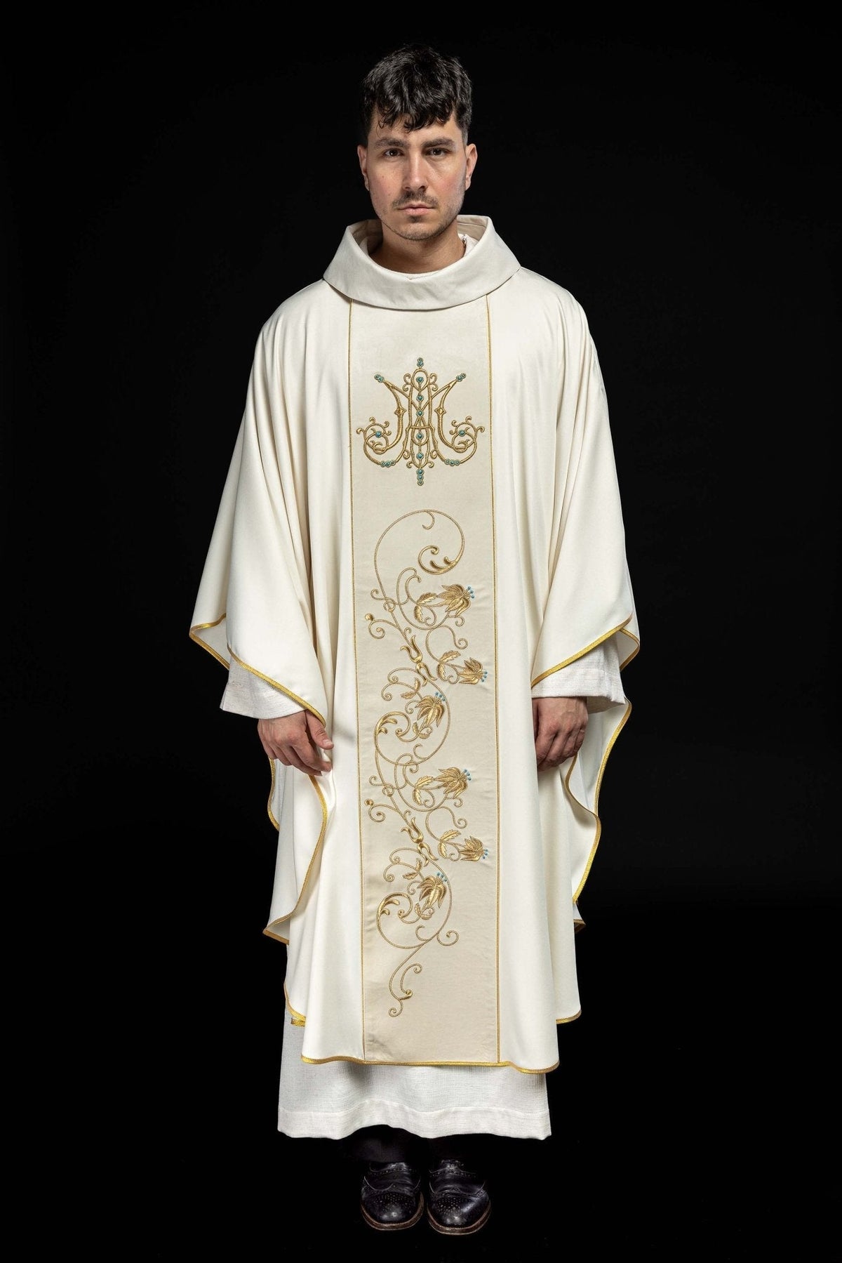 Casula mariana com faixa de veludo creme vista de frente, com bordados dourados e detalhes azuis