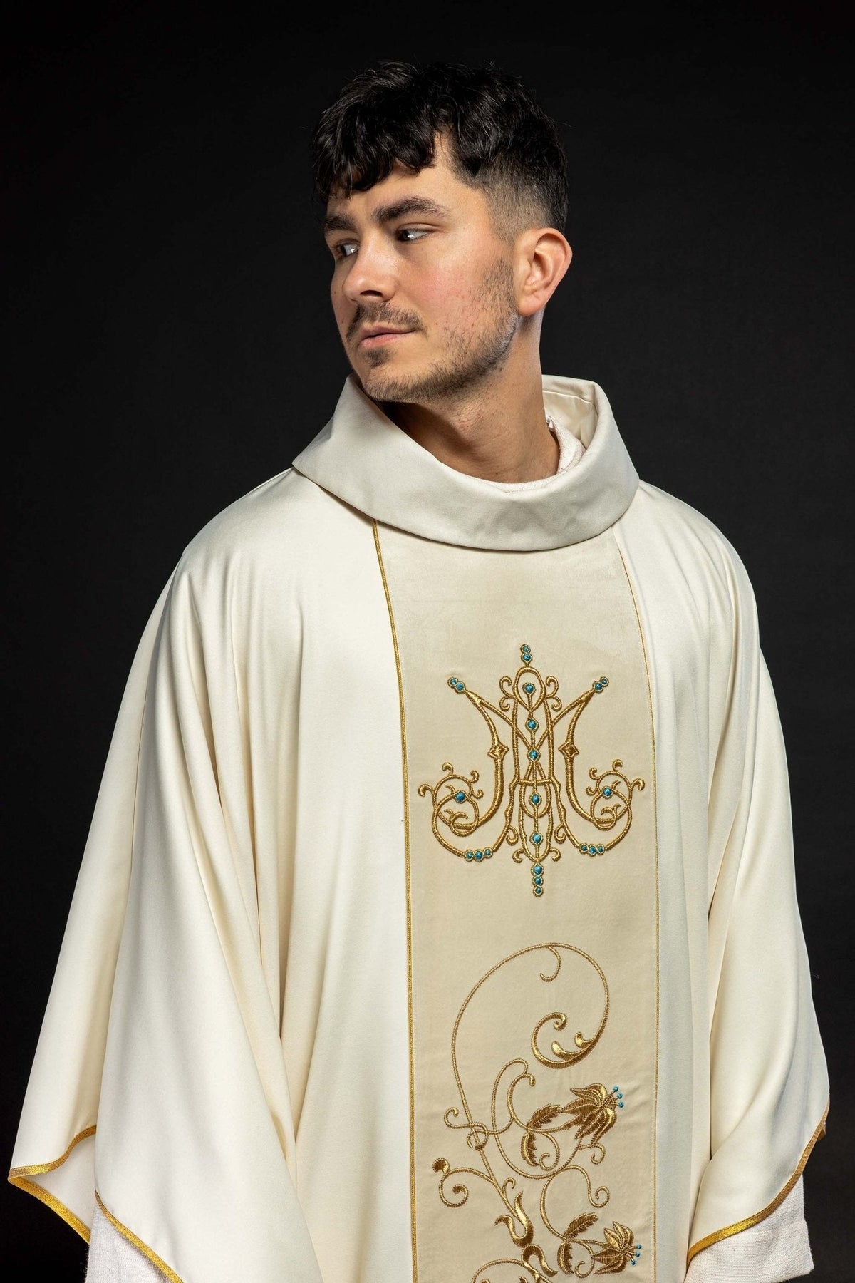 Casula mariana creme em vista frontal lateral, com faixa bordada, gola alta e acabamento dourado