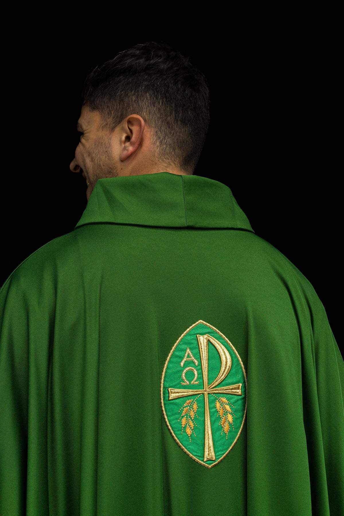 Casula verde Sacrolite vista traseira, com bordado dourado central