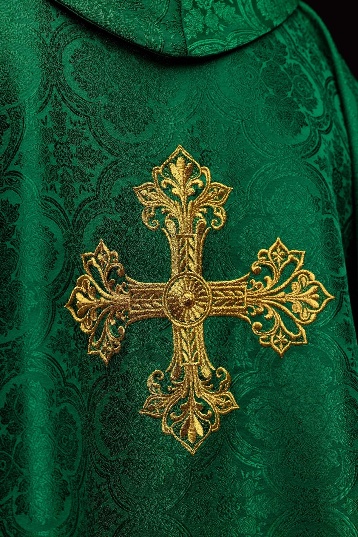 Casula verde jacquard vista posterior, com cruz dourada bordada e acabamento dourado