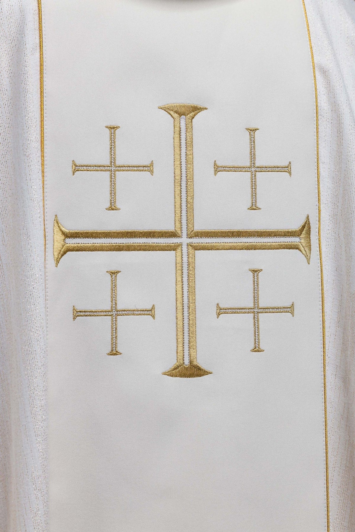 Casula creme em close da faixa traseira com Cruz de Jerusalém bordada em dourado