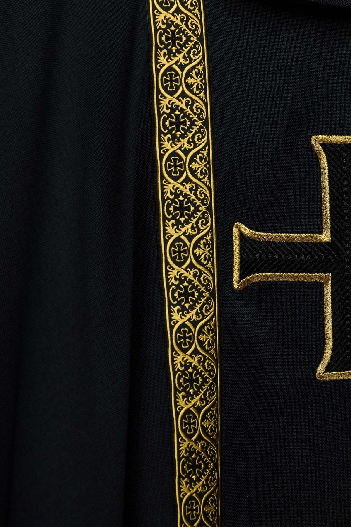 Casula preta com detalhe de cruz bordada e faixa de brocado dourado