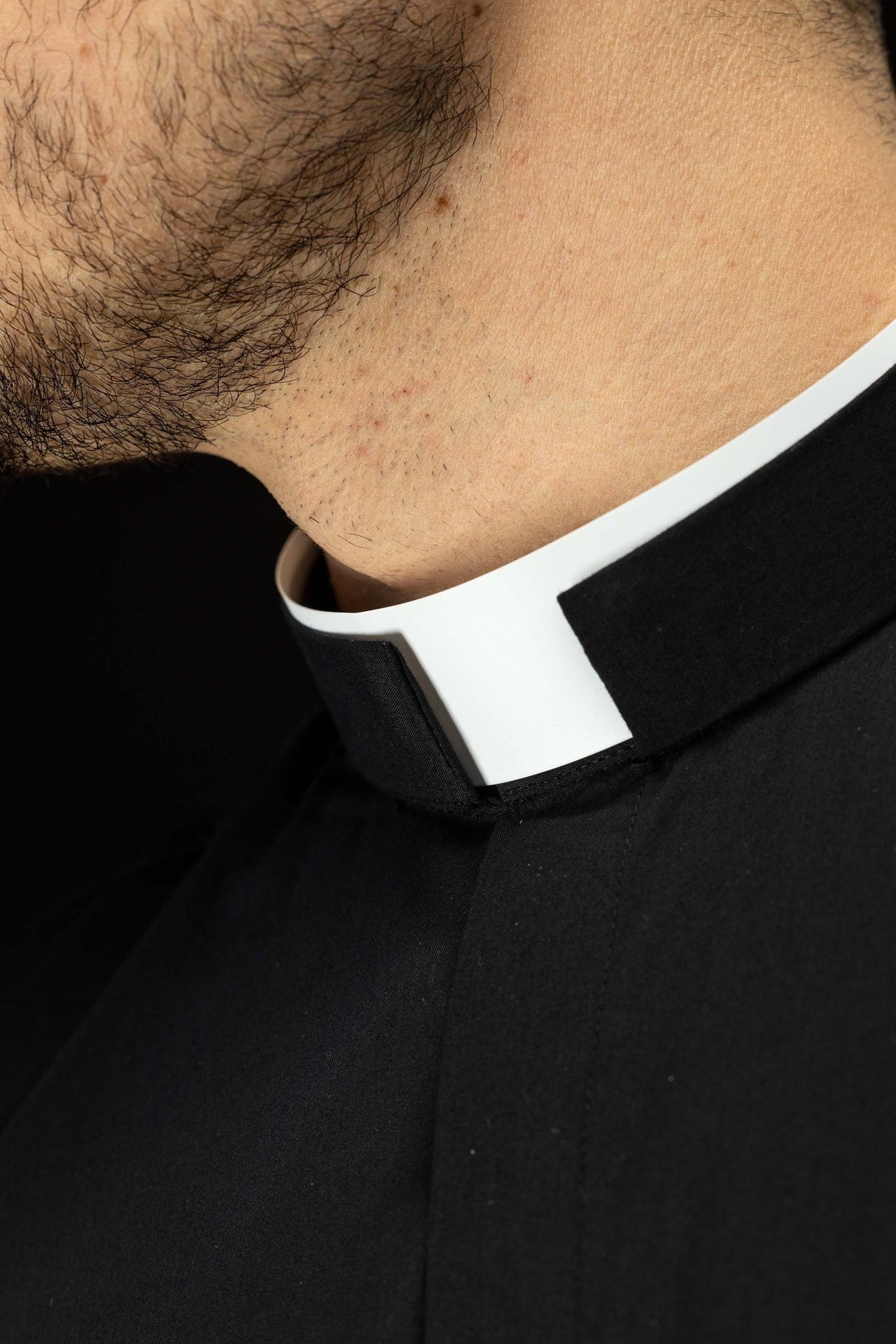 Koszula kapłańska rzymska czarna z długim rękawem i koloratką