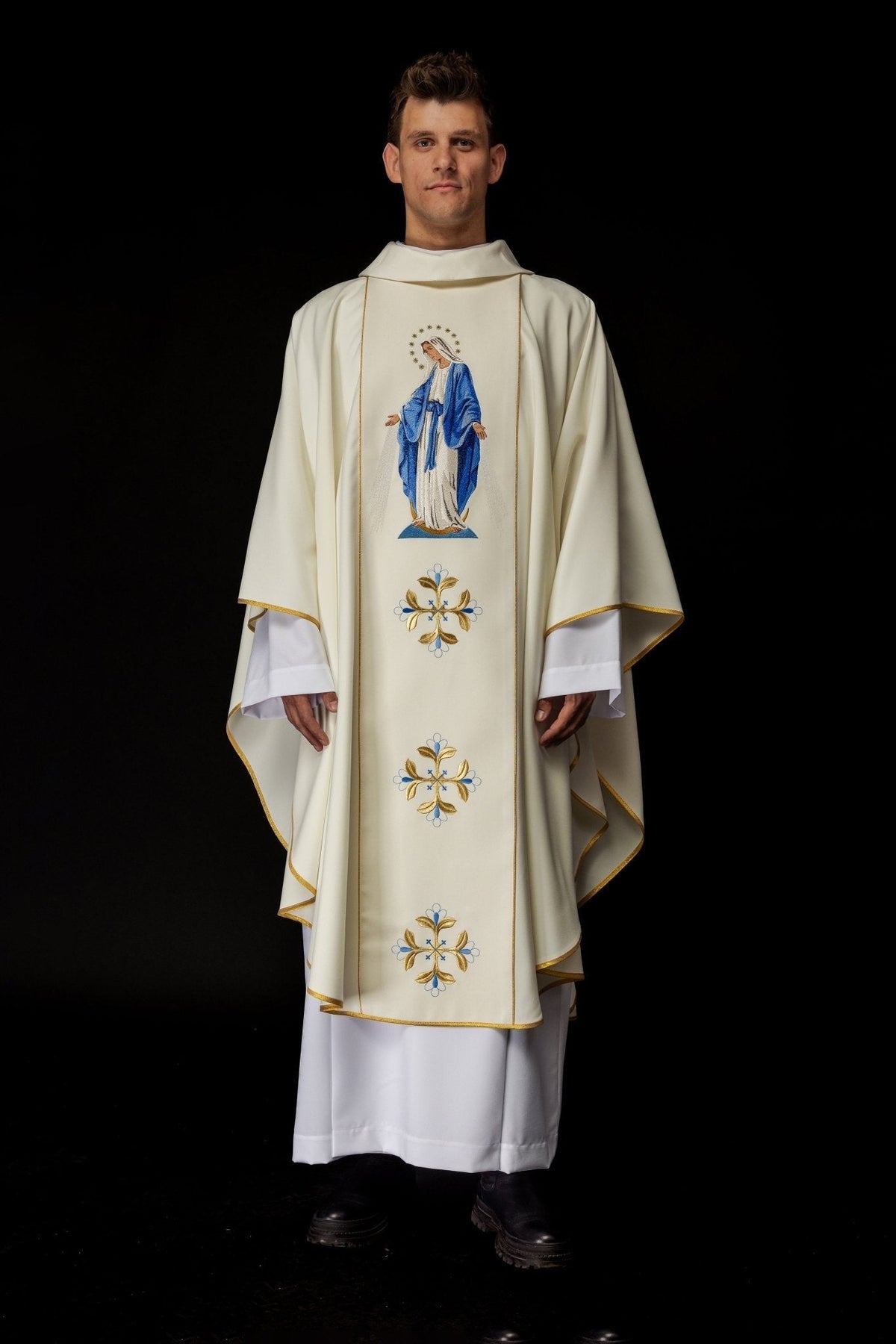 Casula bordada com imagem de Nossa Senhora da Imaculada Conceição, vista frontal completa com flores bordadas