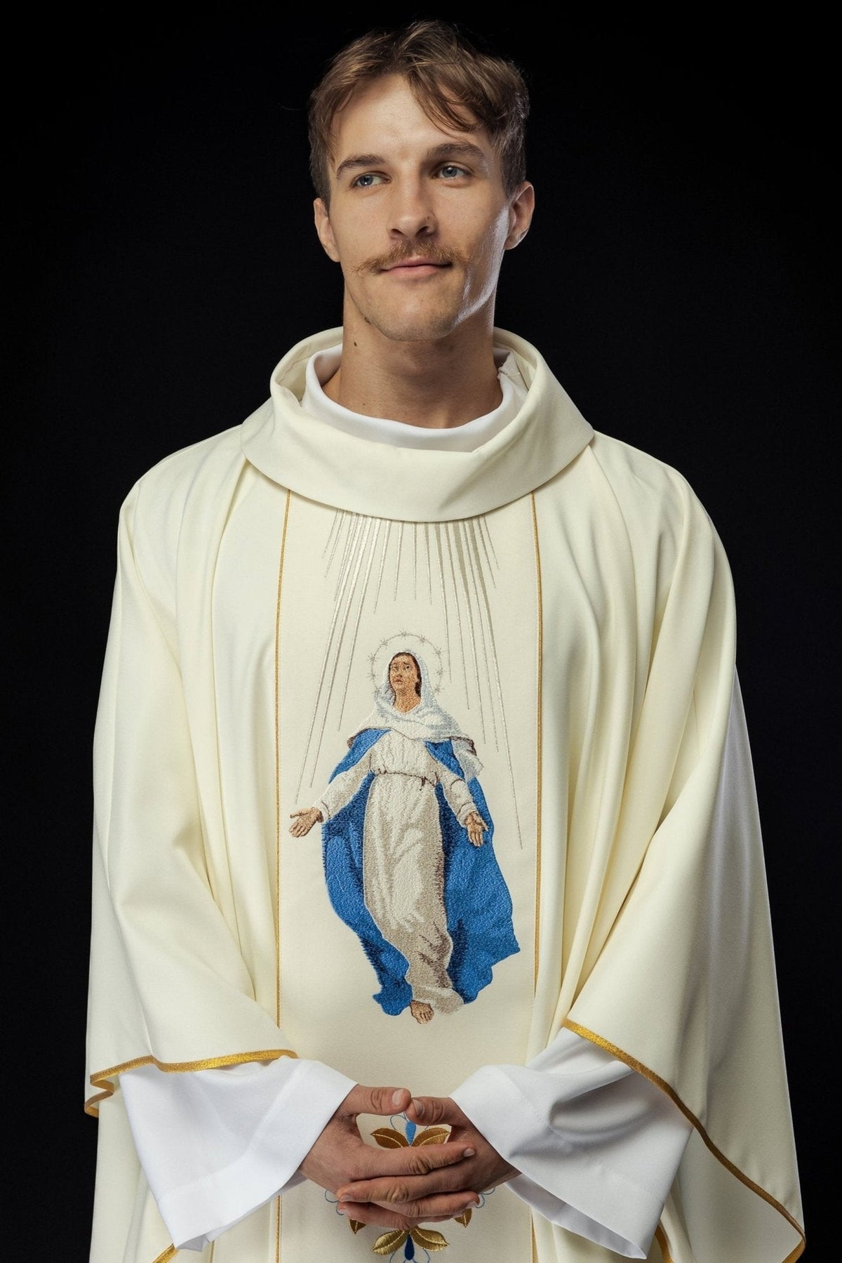 Casula bordada com imagem de Nossa Senhora da Assunção, vista frontal em marfim com detalhes dourados