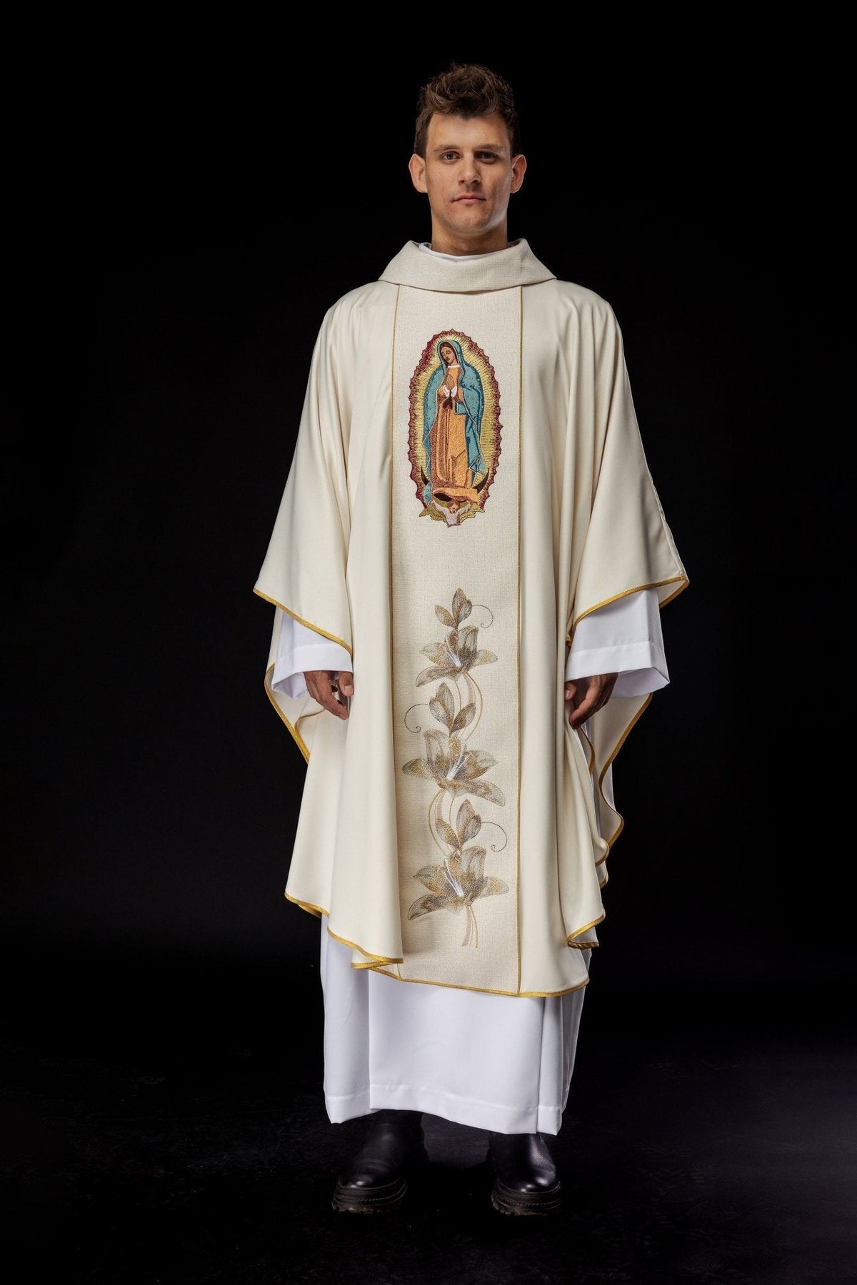 Casula marfim vista de frente, com Nossa Senhora de Guadalupe e flores bordadas