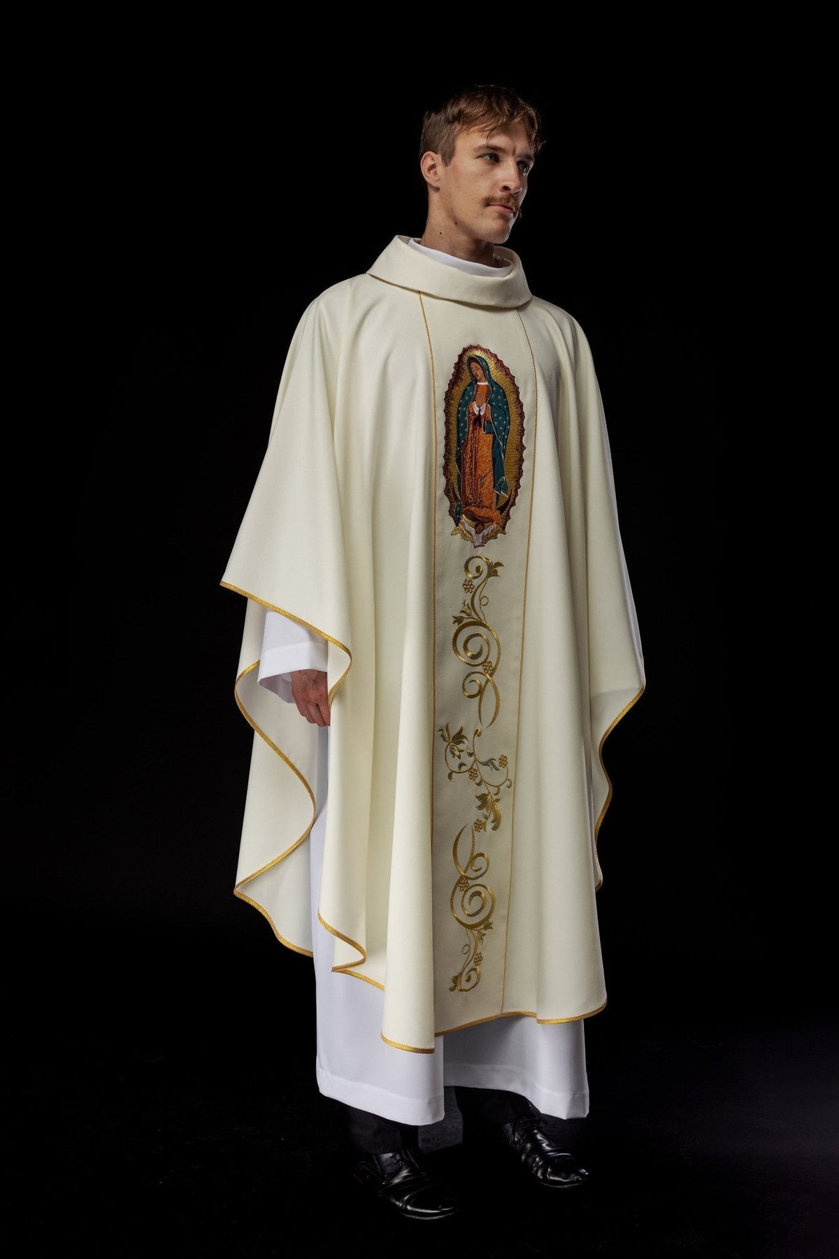 Casula marfim com imagem bordada de Nossa Senhora de Guadalupe e arabescos dourados, vista frontal
