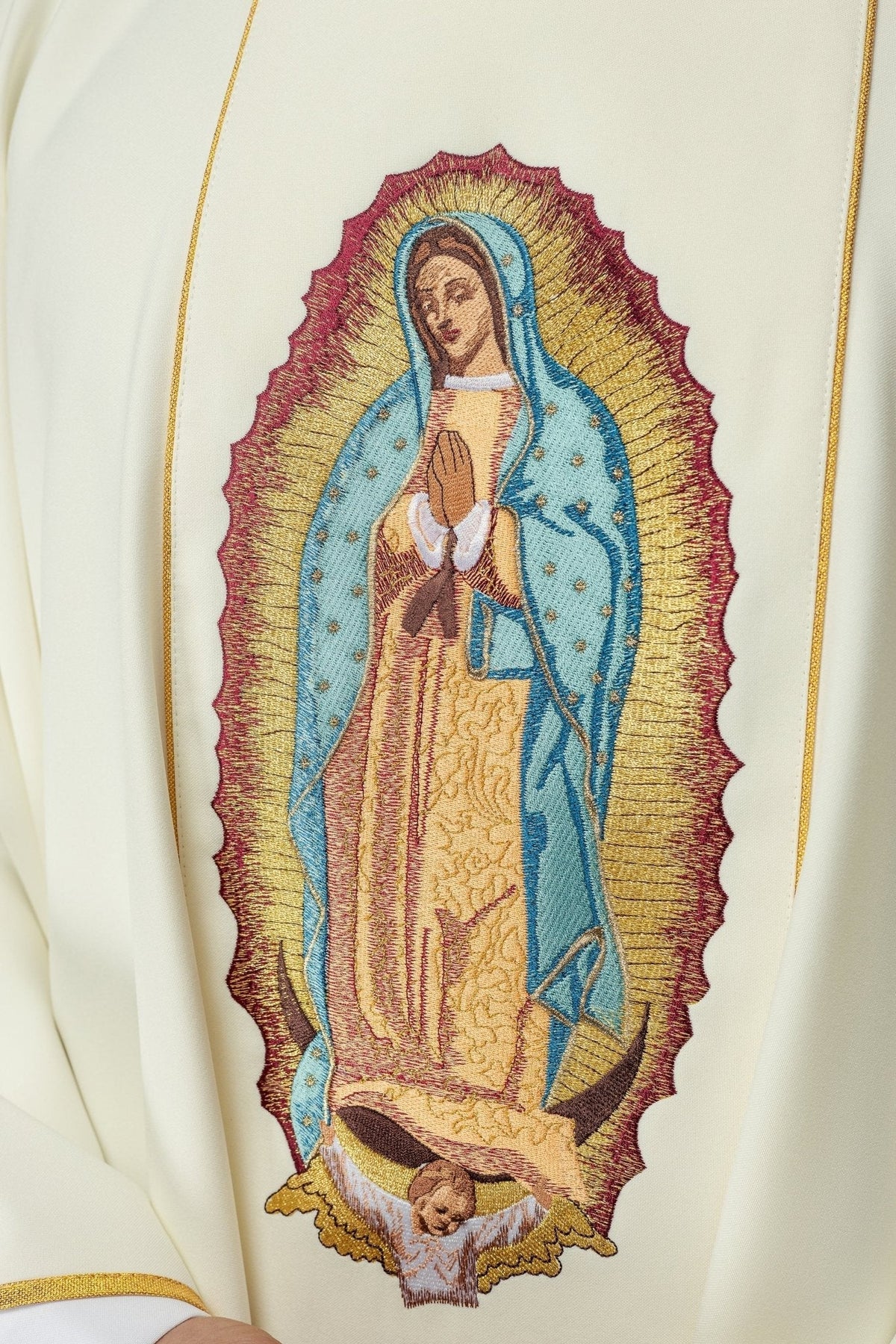 Casula marfim, close-up do bordado colorido de Nossa Senhora de Guadalupe