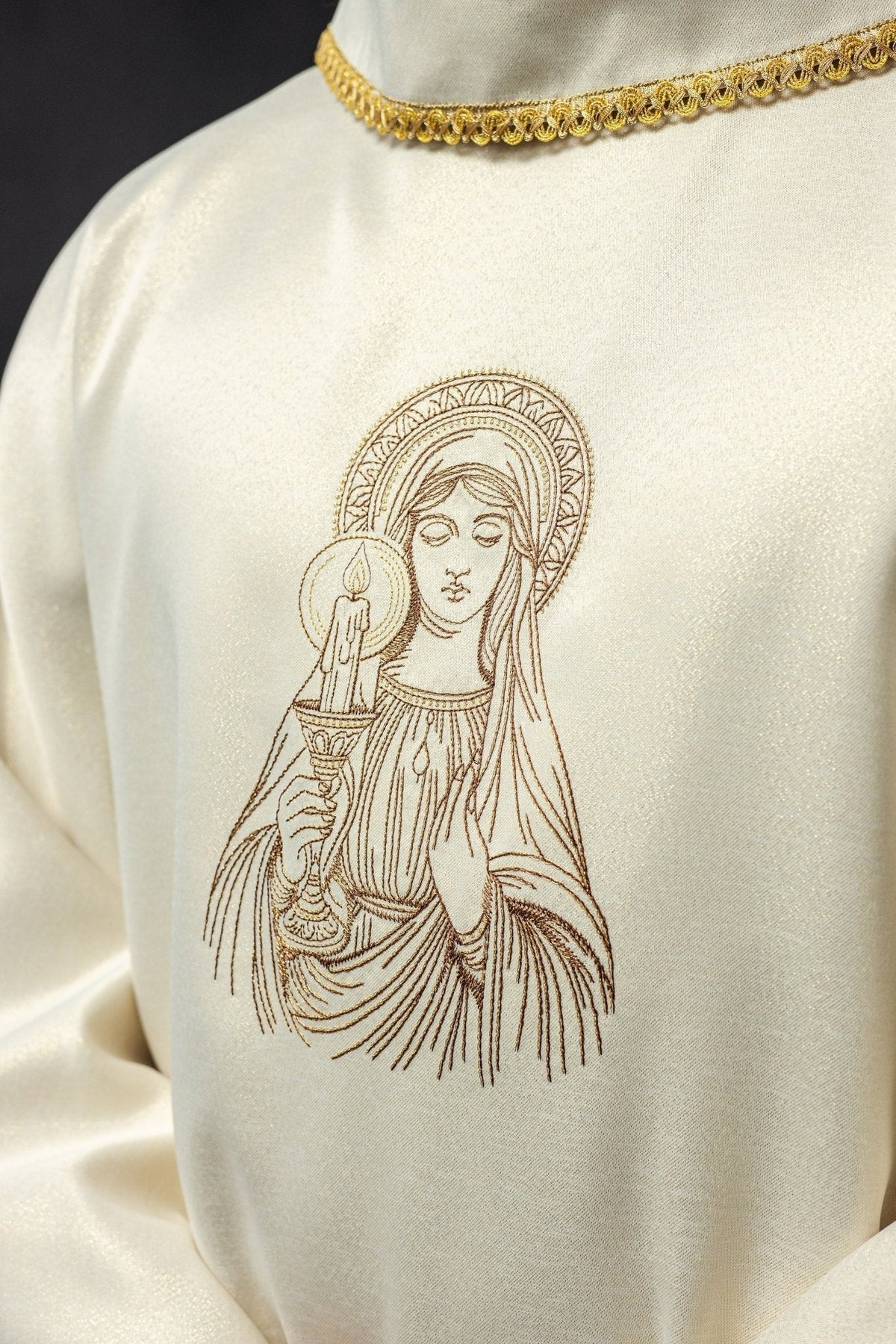 Casula com Nossa Senhora da Candelária, close-up do bordado frontal