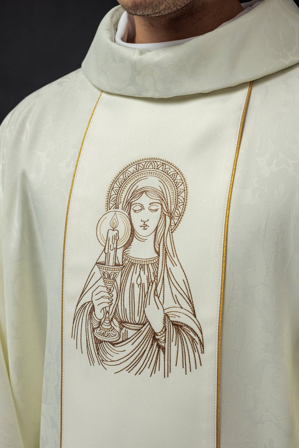 Casula Nossa Senhora da Candelária em marfim, close do bordado frontal da santa