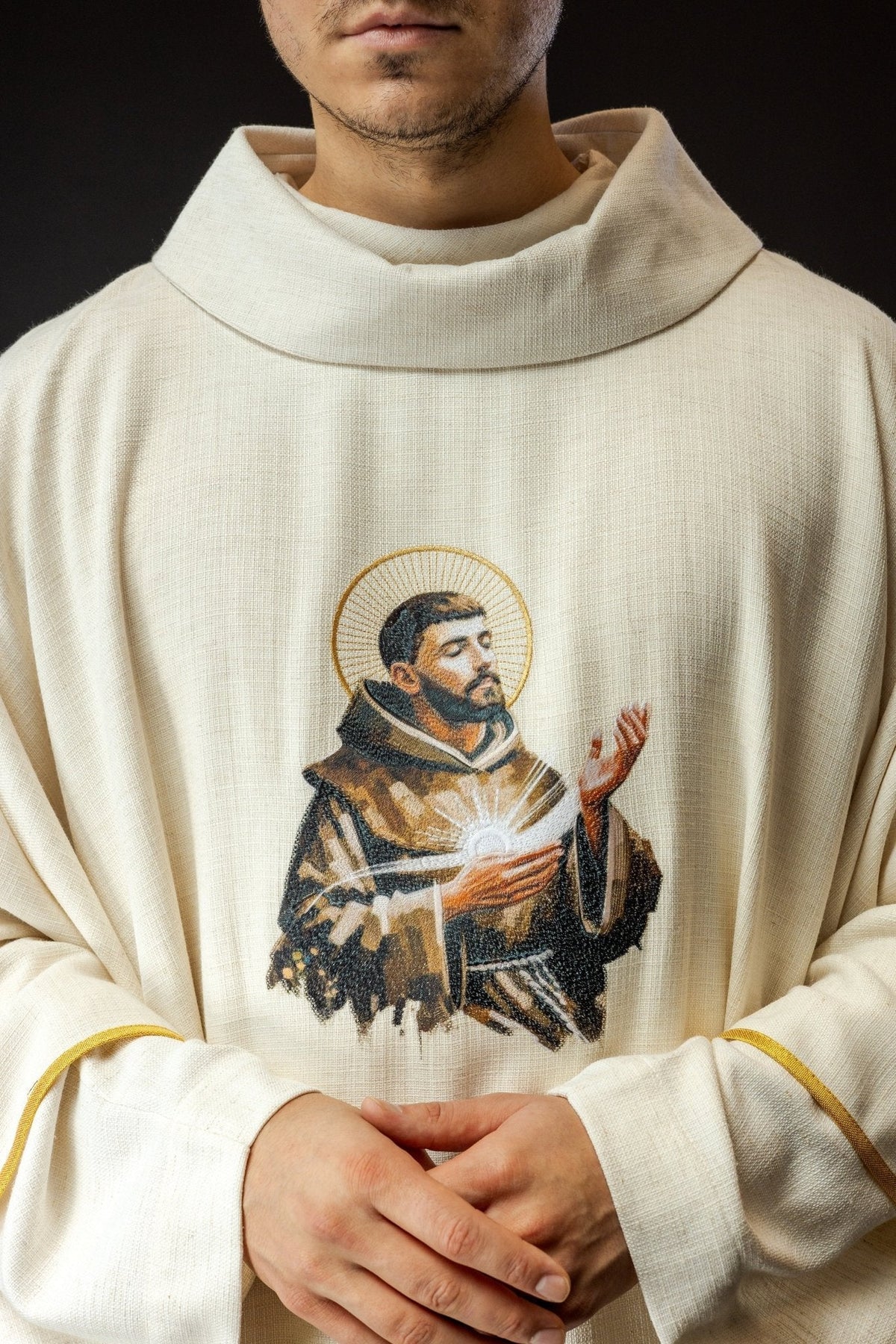 Casula com imagem bordada de São Francisco em destaque na frente