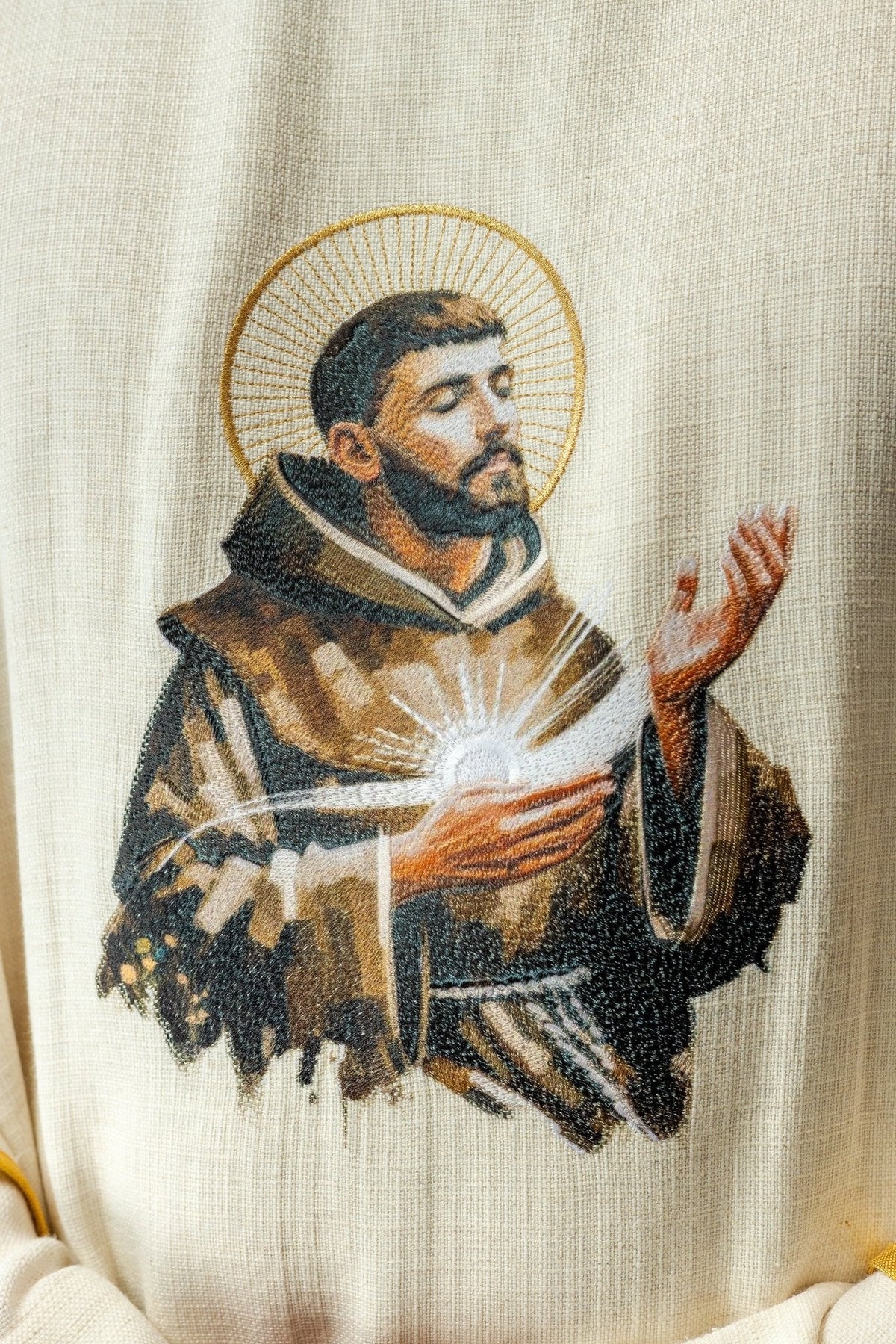 Detalhe da imagem bordada de São Francisco na casula ecru